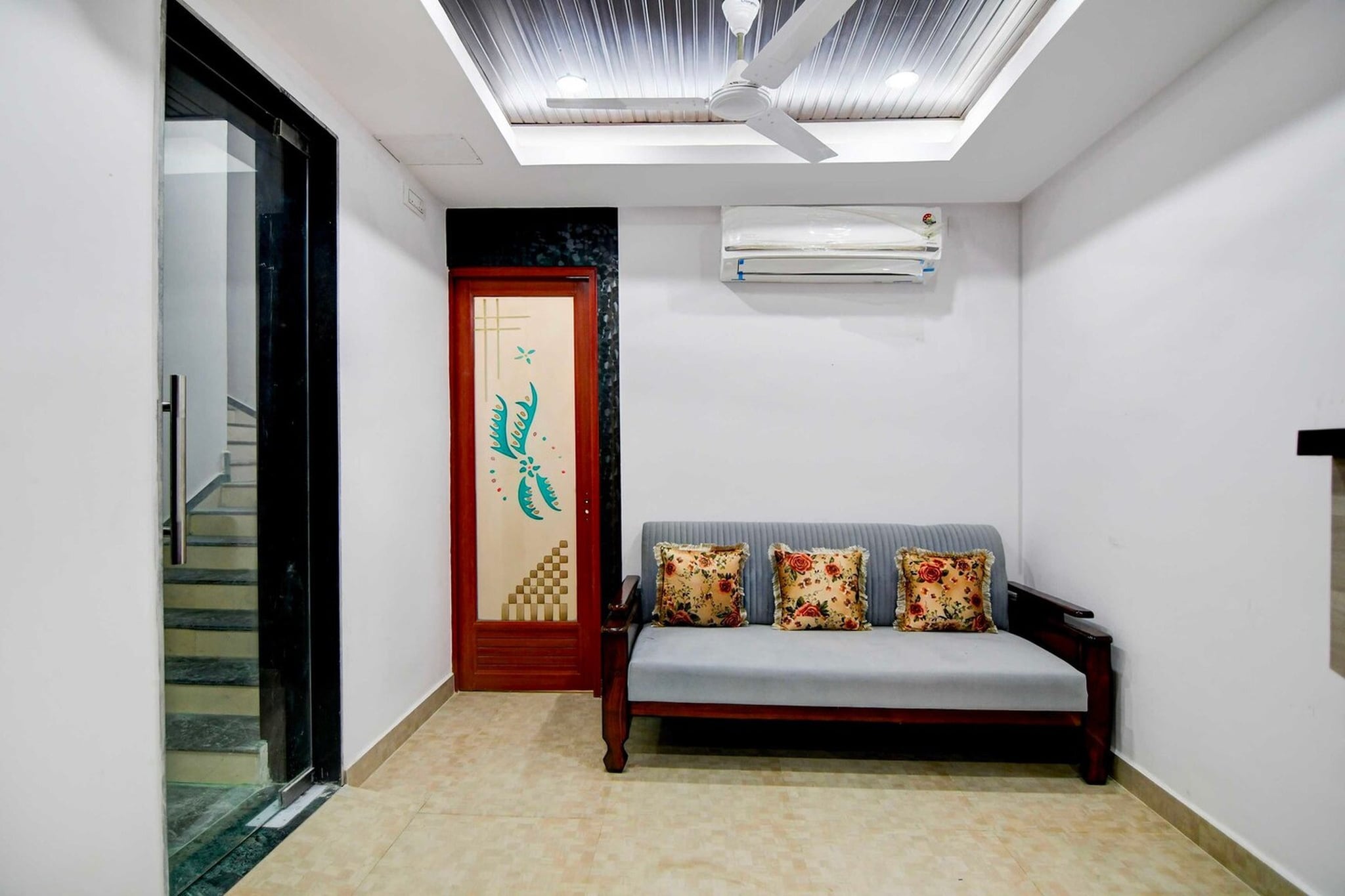 Ground floor: (bedroom(double bed, TV, seating area, air conditioning, Towels incl., telephone), bathroom(bathtub or shower, shower, washbasin, toilet, shampoo, body soap, hot water))