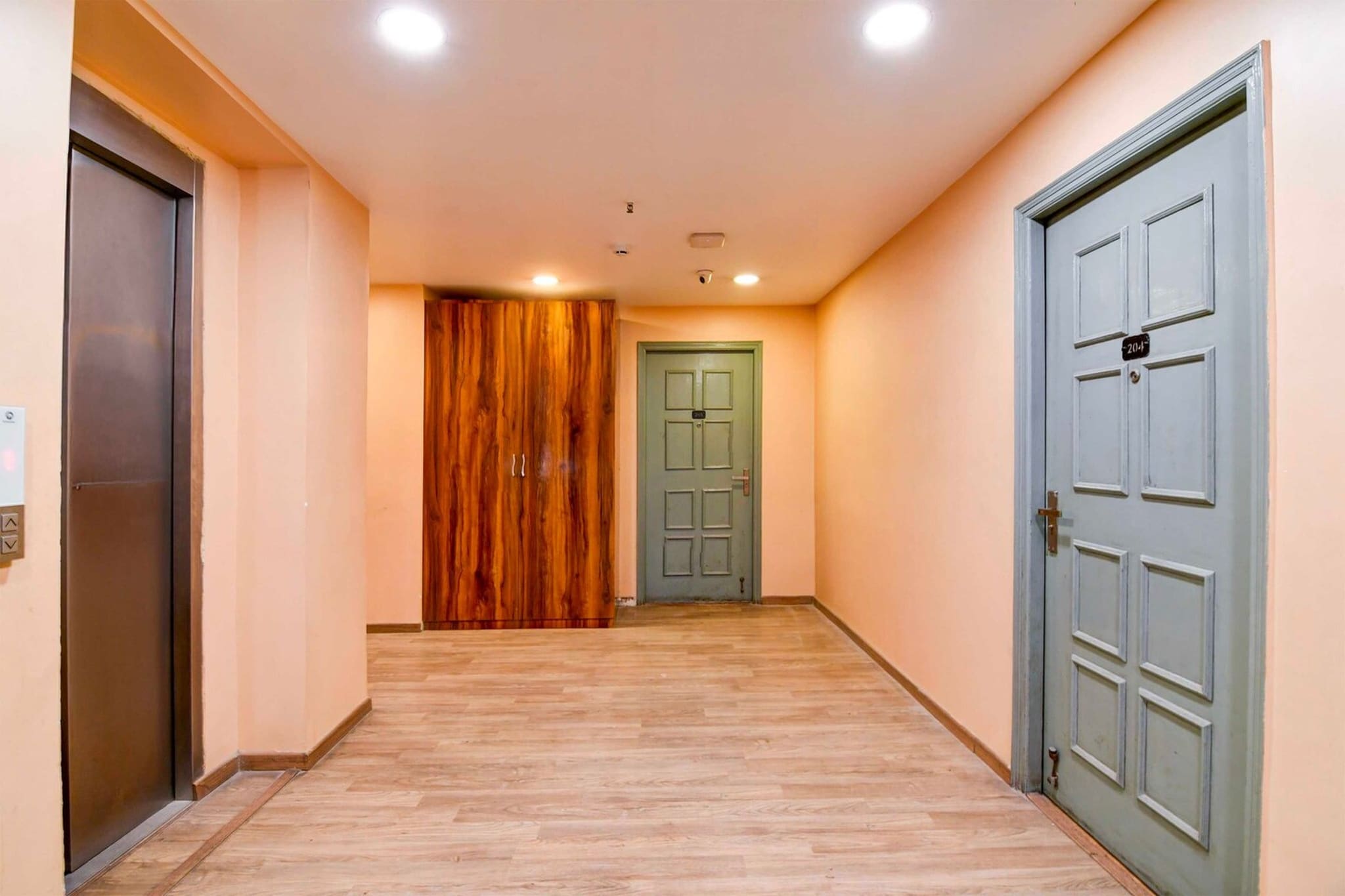 Ground floor: (bedroom(double bed, TV, seating area, air conditioning, telephone), bathroom(bathtub or shower, shower, washbasin, toilet, Towels incl., shampoo, body soap, hot water), Parking)