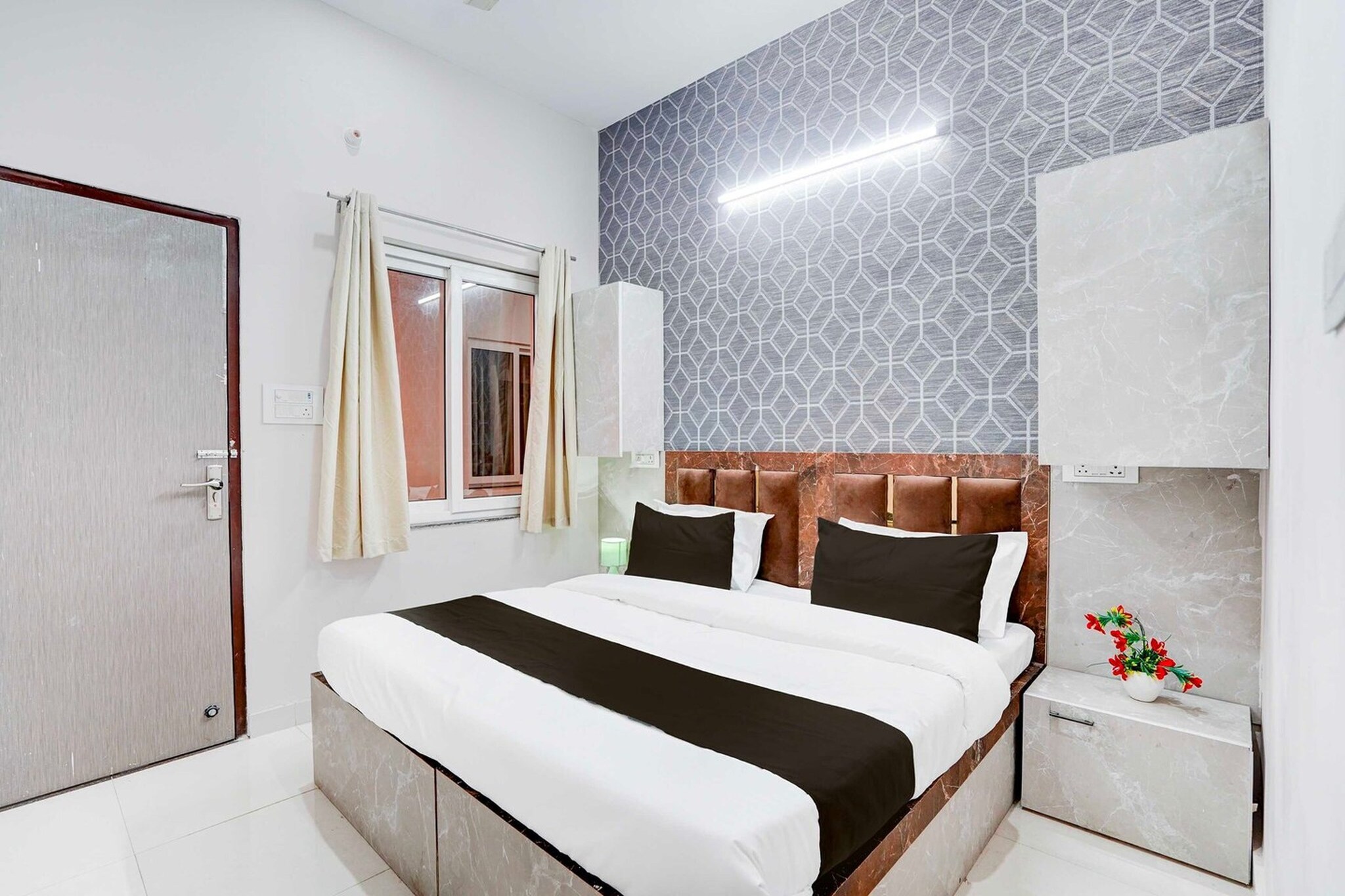 Townhouse Oak Vasundra Nagar features accommodation in Rajod. With free WiFi, this 4-star hotel offers room service and a 24-hour front desk. The hotel has family rooms.

The rooms at the hotel are fitted with a seating area, a flat-screen TV with satellite channels and a private bathroom with free toiletries and a bath or shower. All guest rooms at Townhouse Oak Vasundra Nagar have air conditioning and a desk.

Kishangarh Airport is 116 km from the property.

Unmarried couples are warmly welcome at this property.
Guests with local ID proof are warmly welcome.
Apologies, but we are currently unable to host foreign nationals at this property.
Early Check-In Policy: A full dayâ€™s room rate will be charged for check-ins before 6:00 AM. Complimentary early check-in is available between 6:00 AM and 10:00 AM, subject to room availability.
 
Check-in is only available to guests aged 18 and above. Please provide a government-issued ID to confirm your age.