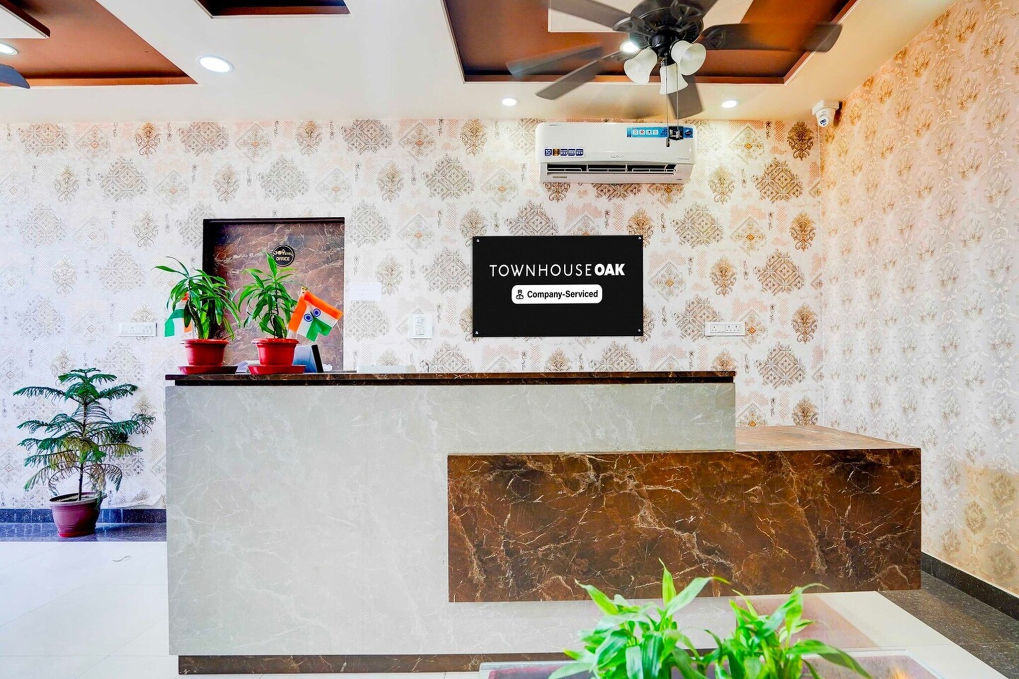 Ground floor: (bedroom(double bed, TV, seating area, air conditioning, Towels incl., telephone), bathroom(bathtub or shower, shower, washbasin, toilet, shampoo, body soap, hot water))