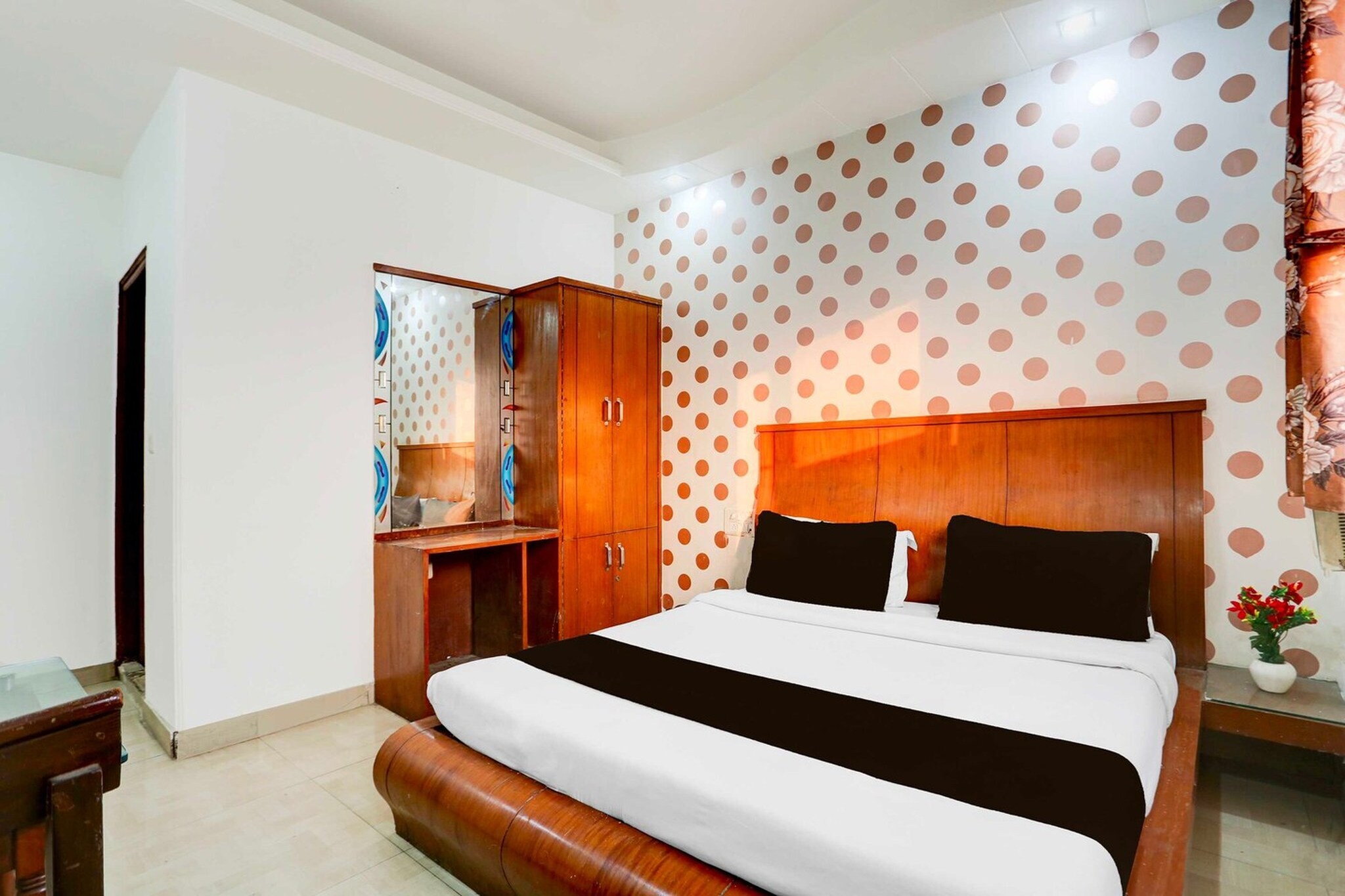 Set in the centre of New Delhi, Collection O Central Delhi Formerly Le Alfanso @ 3 Minutes Walk From NDLS Railway Station is situated 3 km from Gurudwara Bangla Sahib and 3.1 km from Gurudwara Sis Ganj Sahib. With a restaurant, the 2-star hotel has air-conditioned rooms with free WiFi, each with a private bathroom. The accommodation offers room service, a 24-hour front desk and luggage storage for guests.
At the hotel, all rooms have a desk. All guest rooms at Collection O Central Delhi Formerly Le Alfanso @ 3 Minutes Walk From NDLS Railway Station come with a seating area and a flat-screen TV with satellite channels.
Jantar Mantar is 3.2 km from the accommodation, while Feroz Shah Kotla Cricket Stadium is 3.5 km from the property. Delhi International Airport is 16 km away.
Unmarried couples are warmly welcome at this property.
Guests with local ID proof are warmly welcome.
Apologies, but we are currently unable to host foreign nationals at this property.
Early Check-In Policy: A full day’s room rate will be charged for check-ins before 6:00 AM. Complimentary early check-in is available between 6:00 AM and 10:00 AM, subject to room availability.
Check-in is only available to guests aged 18 and above. Please provide a government-issued ID to confirm your age.