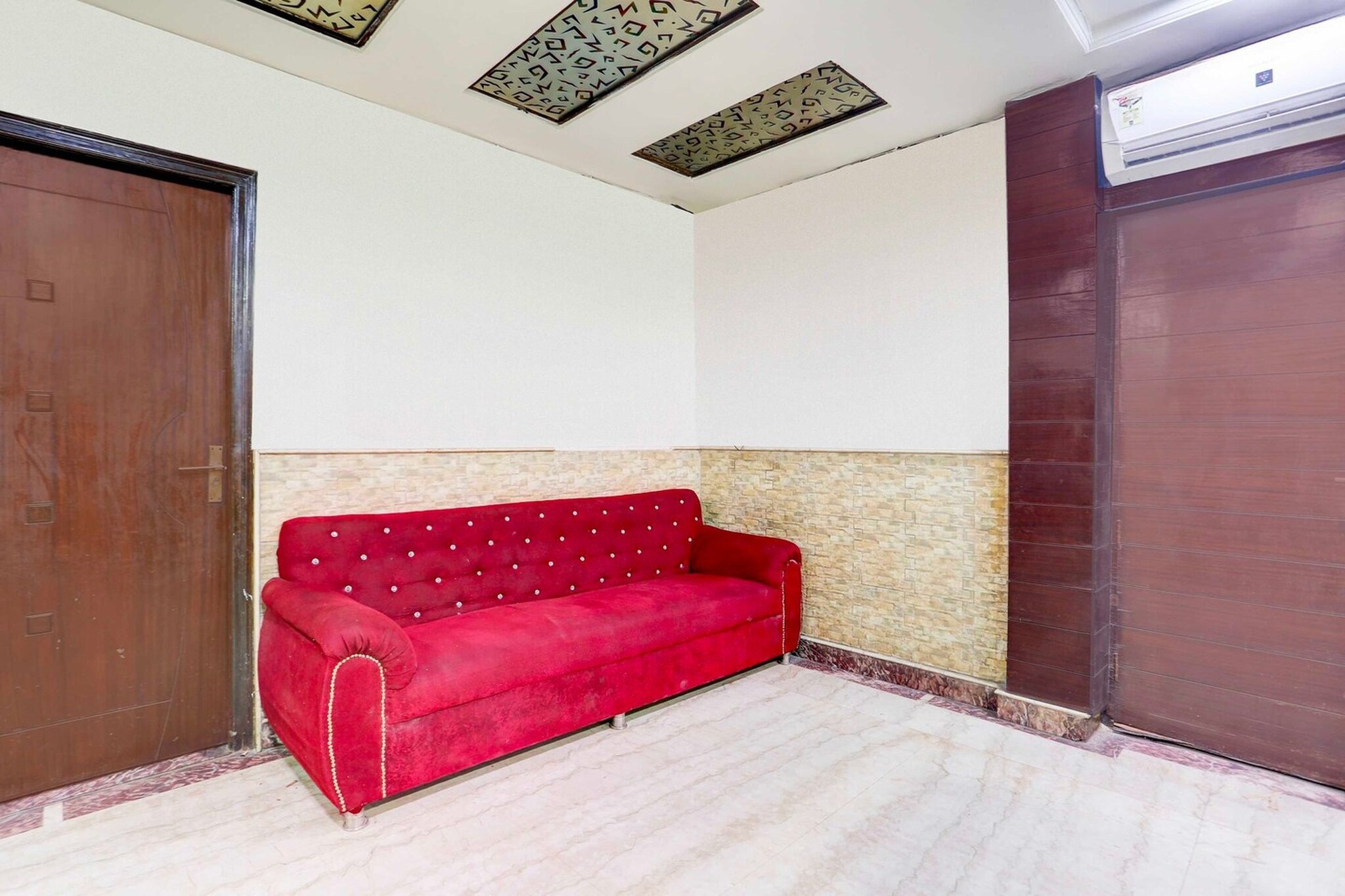 Ground floor: (bedroom(double bed, TV, seating area, air conditioning, Towels incl., telephone), bathroom(bathtub or shower, shower, washbasin, toilet, shampoo, body soap, hot water), Parking, lift)