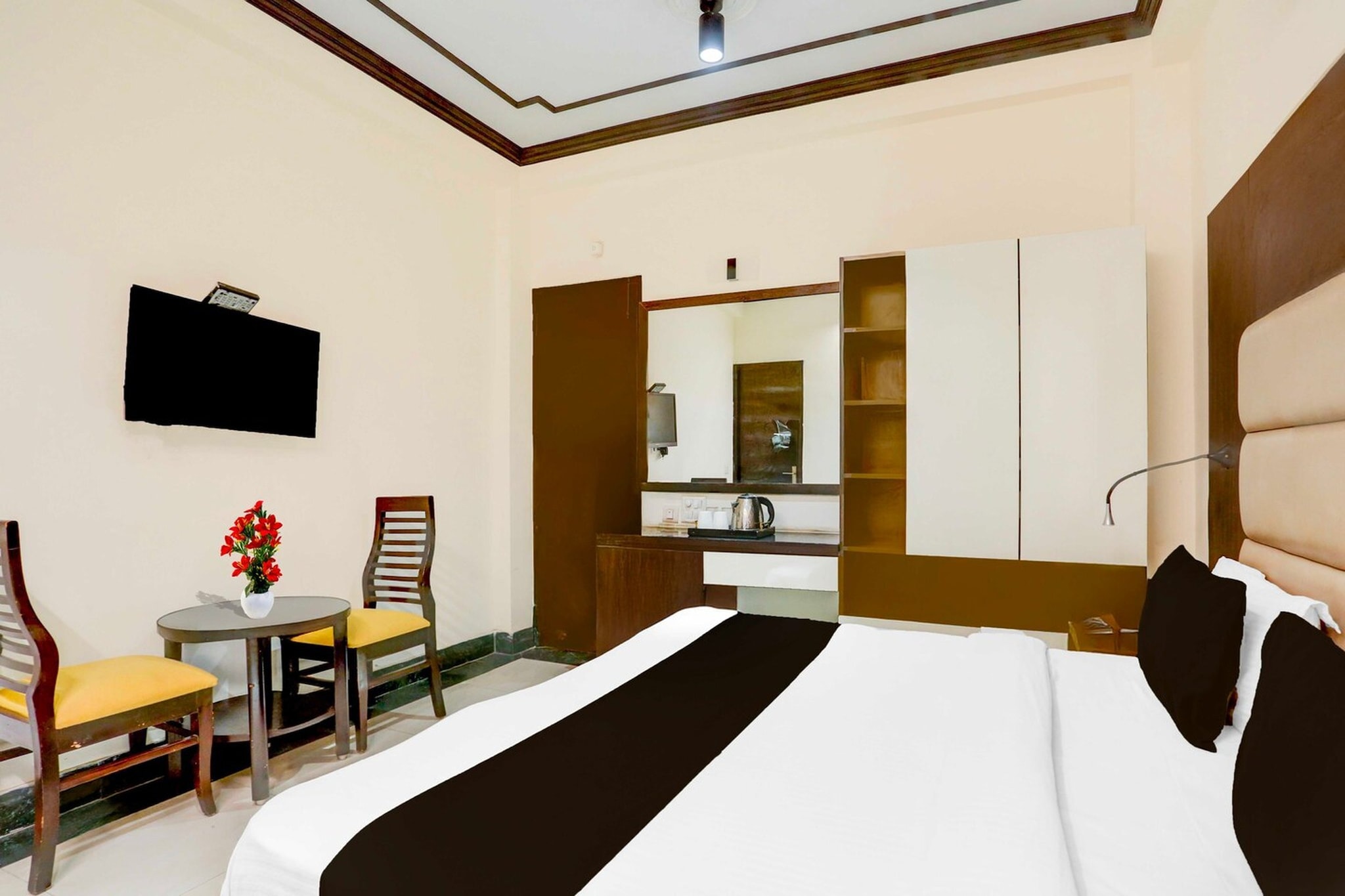 Located within 3.4 km of MG Road and 12 km of WorldMark Gurgaon, Collection O Sushant Lok Phase 1 provides rooms with air conditioning and a private bathroom in Gurgaon. This 3-star hotel offers room service, a 24-hour front desk and free WiFi. The hotel features family rooms.
Guest rooms at the hotel are equipped with a seating area, a flat-screen TV with satellite channels and a private bathroom with free toiletries and a bath or shower. All guest rooms include a desk.
Qutub Minar is 15 km from Collection O Sushant Lok Phase 1, while Tughlaqabad Fort is 22 km away. Delhi International Airport is 12 km from the property.
Unmarried couples are warmly welcome at this property.
Guests with local ID proof are warmly welcome.
Apologies, but we are currently unable to host foreign nationals at this property.
Early Check-In Policy: A full day’s room rate will be charged for check-ins before 6:00 AM. Complimentary early check-in is available between 6:00 AM and 10:00 AM, subject to room availability.
Check-in is only available to guests aged 18 and above. Please provide a government-issued ID to confirm your age.
