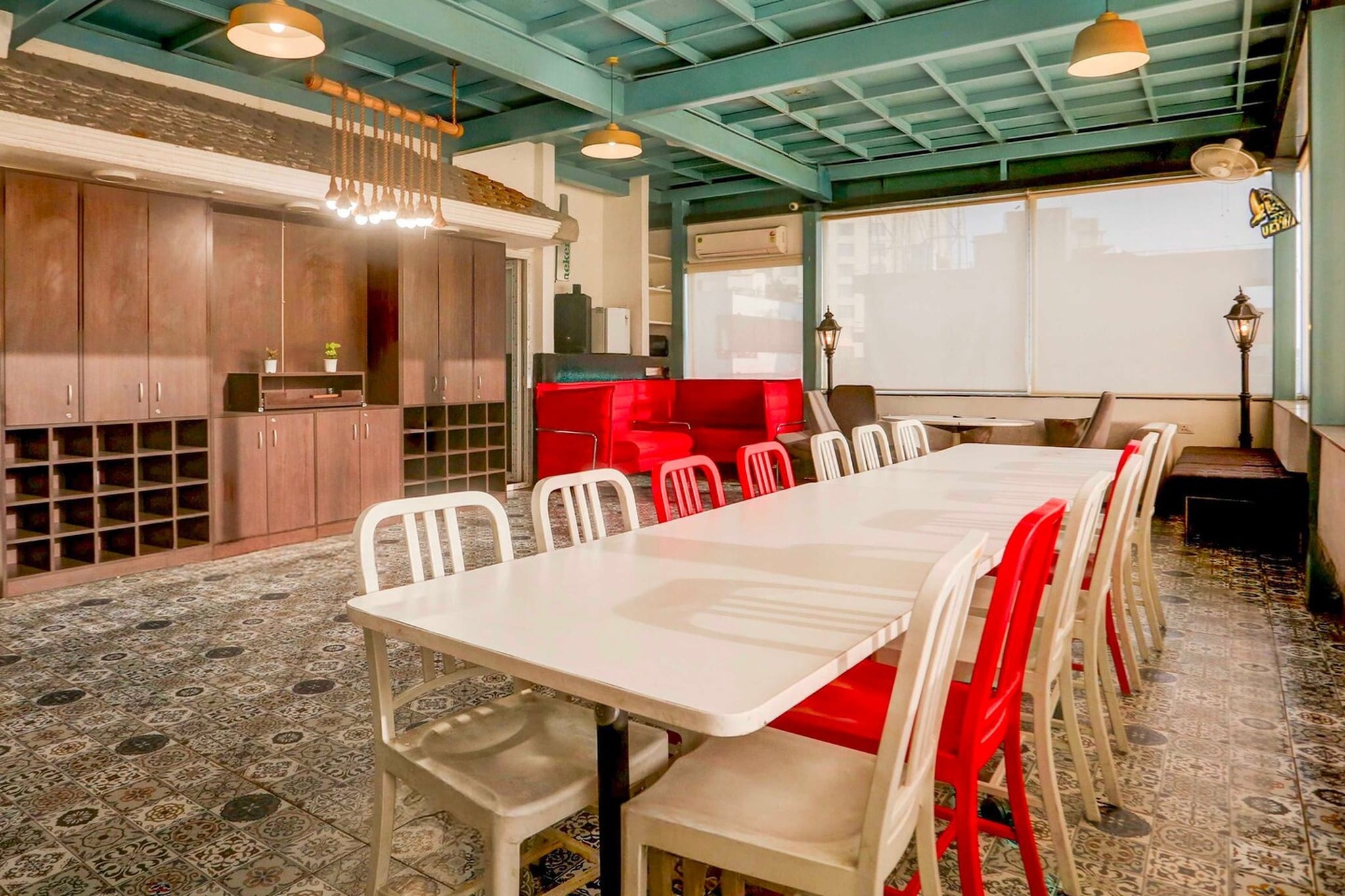Ground floor: (bedroom(double bed, TV, seating area, air conditioning, Towels incl., telephone), bathroom(bathtub or shower, shower, washbasin, toilet, shampoo, body soap, hot water), Parking)