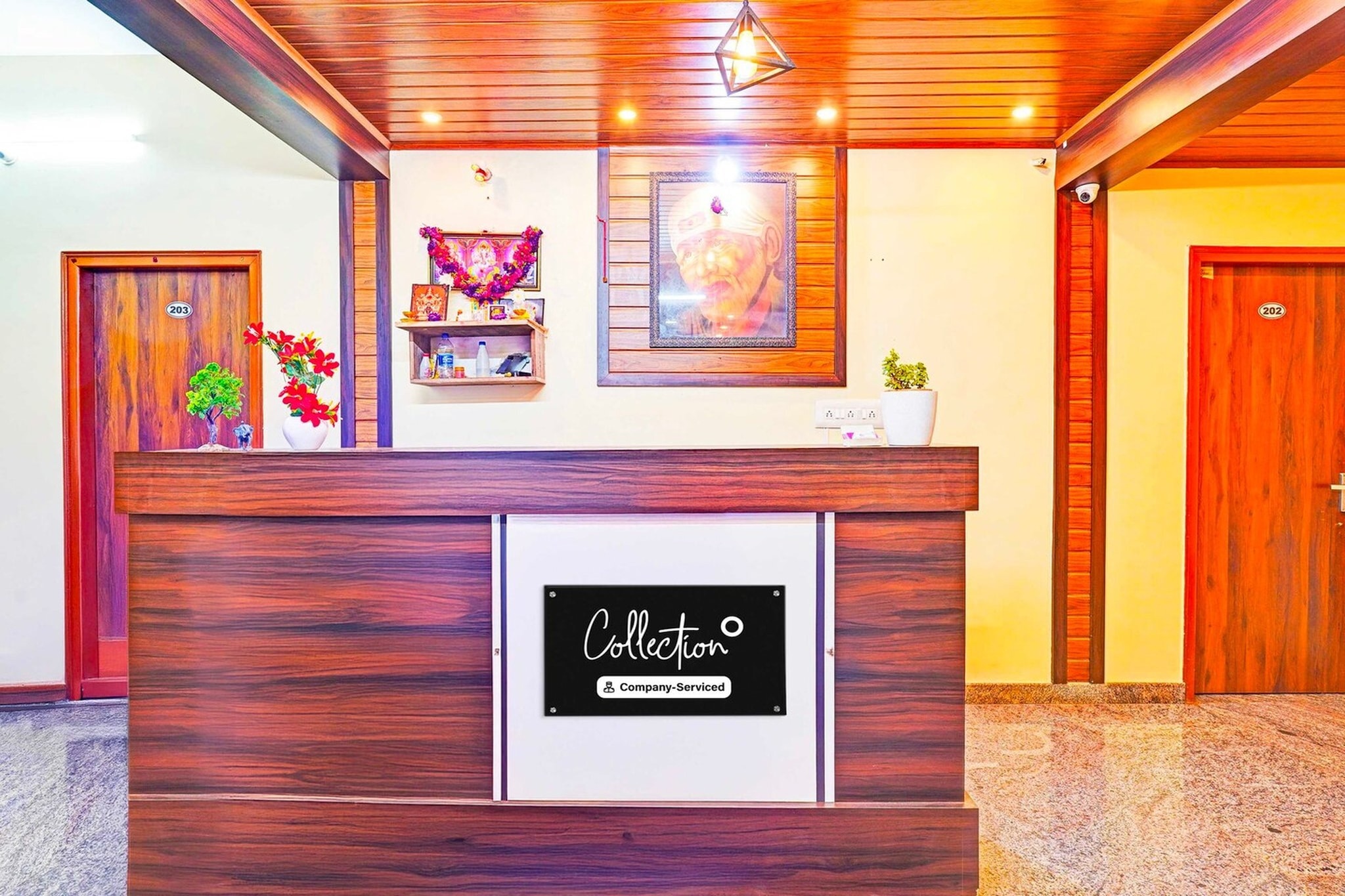 Ground floor: (bedroom(double bed, TV, seating area, air conditioning, Towels incl., telephone), bathroom(bathtub or shower, shower, washbasin, toilet, shampoo, body soap, hot water), Parking)