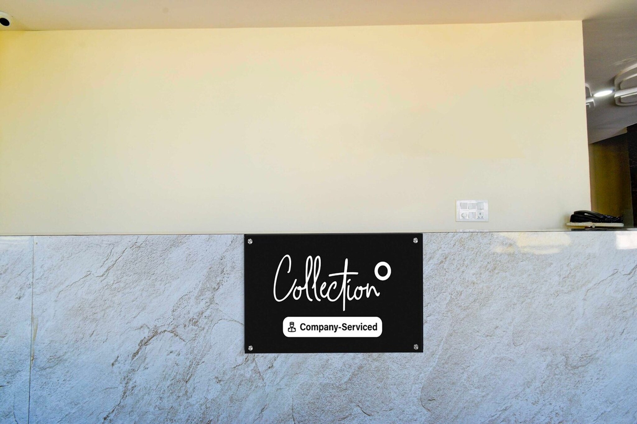 Ground floor: (bedroom(double bed, TV, seating area, air conditioning, Towels incl., telephone), bathroom(bathtub or shower, shower, washbasin, toilet, shampoo, body soap, hot water), Parking)