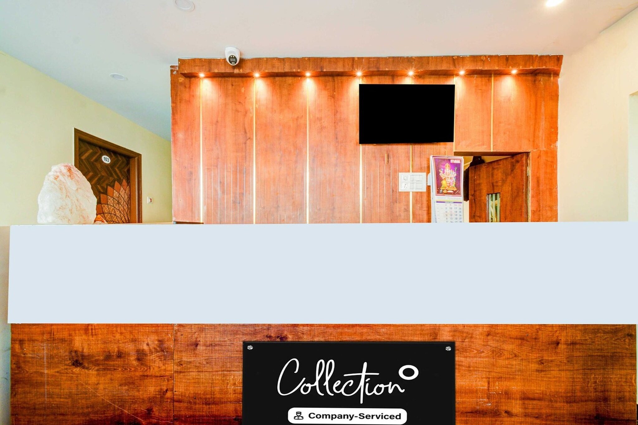 Ground floor: (bedroom(double bed, TV, seating area, air conditioning, Towels incl., telephone), bathroom(bathtub or shower, shower, washbasin, toilet, shampoo, body soap, hot water), Parking)
