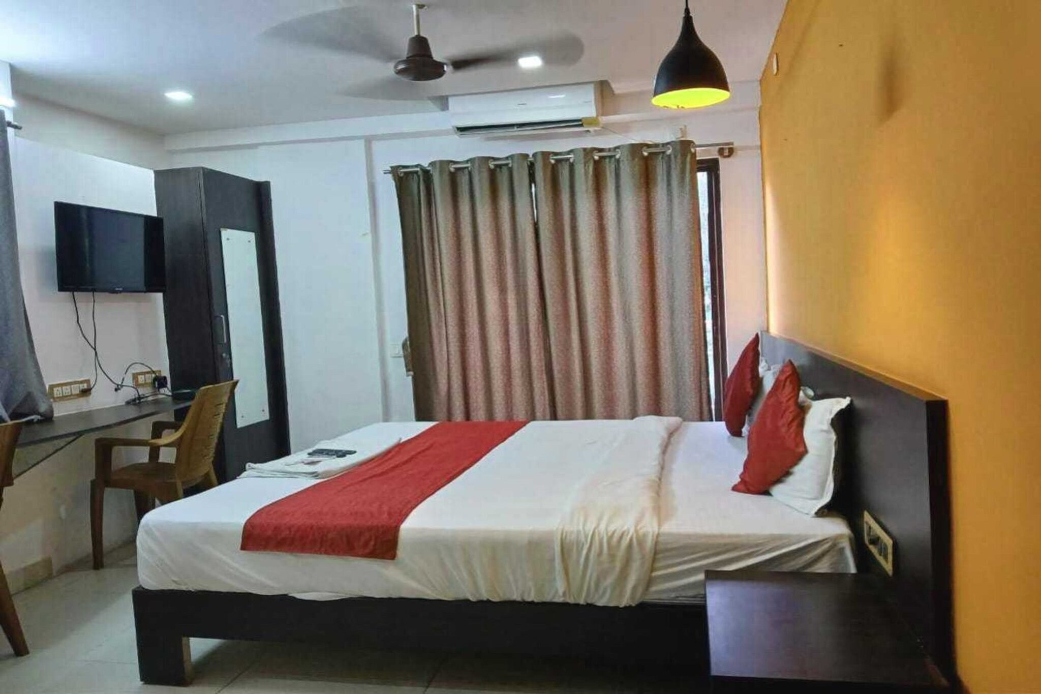Ground floor: (bedroom(double bed, TV, seating area, air conditioning, Towels incl., telephone), bathroom(bathtub or shower, shower, washbasin, toilet, shampoo, body soap, hot water), Parking)