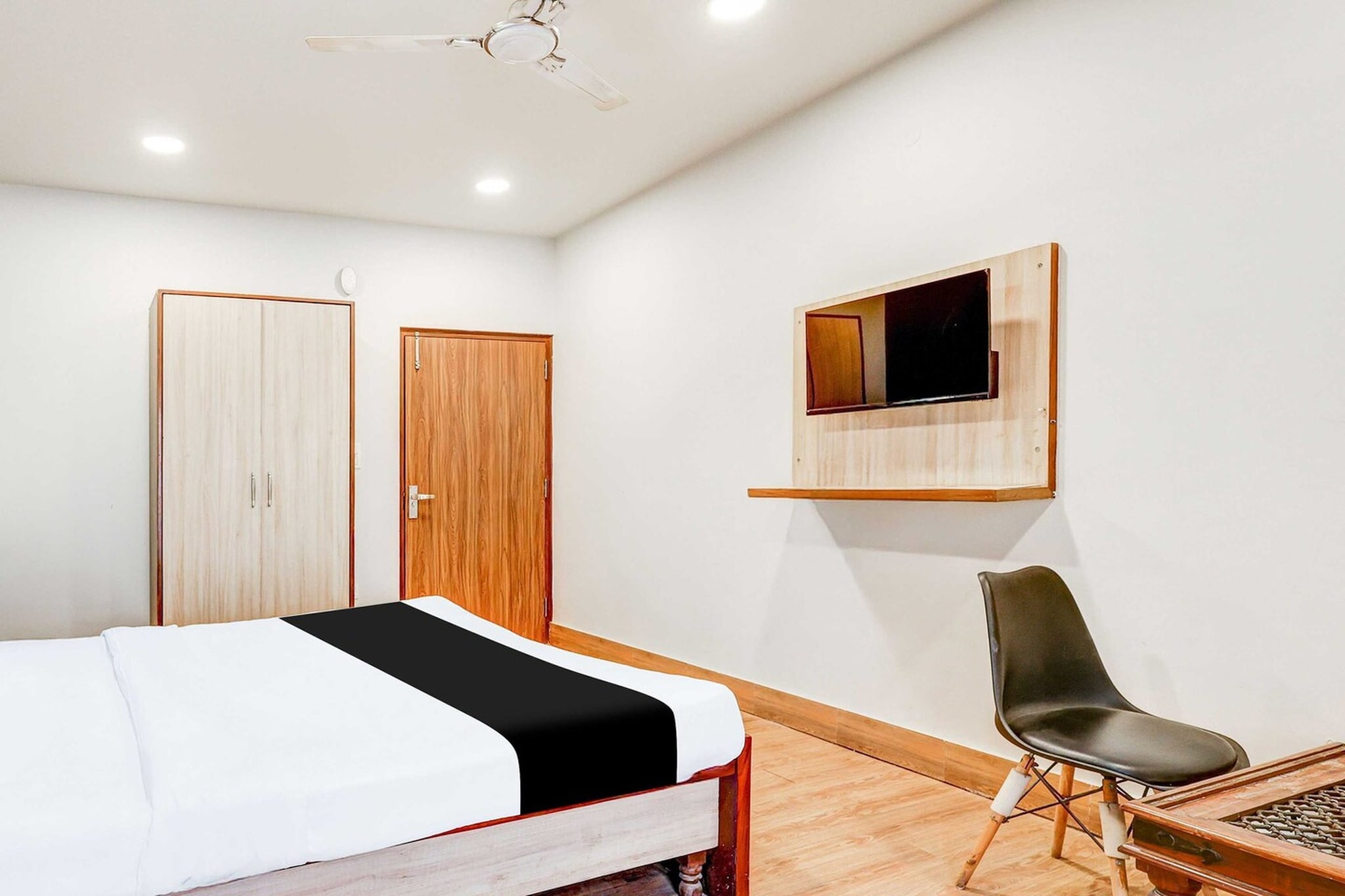 Located within 15 km of Rashtrapati Bhavan and 16 km of Gandhi Smriti, Hotel O Palam Near Railway Station provides rooms with air conditioning and a private bathroom in New Delhi. With free WiFi, this 3-star hotel offers room service and a 24-hour front desk. The hotel features family rooms.

Guest rooms at the hotel are equipped with a seating area, a flat-screen TV with satellite channels and a private bathroom with free toiletries and a bath or shower. The rooms include a desk.

Guests at Hotel O Palam Near Railway Station can enjoy a continental breakfast.

Lodhi Gardens is 16 km from the accommodation, while Gurudwara Bangla Sahib is 17 km away. Delhi International Airport is 1 km from the property.

Early Check-In Policy: A full dayâ€™s room rate will be charged for check-ins before 6:00 AM. Complimentary early check-in is available between 6:00 AM and 10:00 AM, subject to room availability.