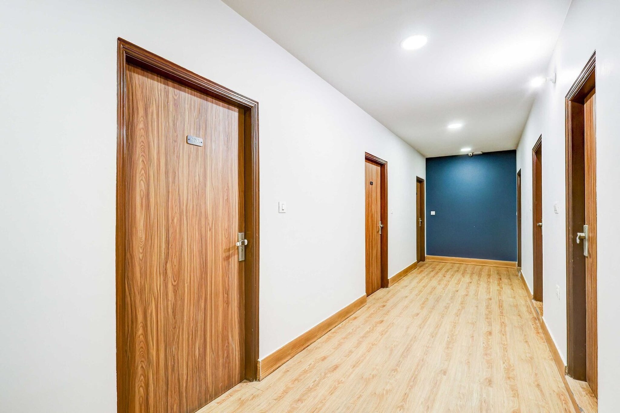 Ground floor: (bedroom(double bed, TV, seating area, air conditioning, Towels incl., telephone), bathroom(bathtub or shower, shower, washbasin, toilet, shampoo, body soap, hot water))