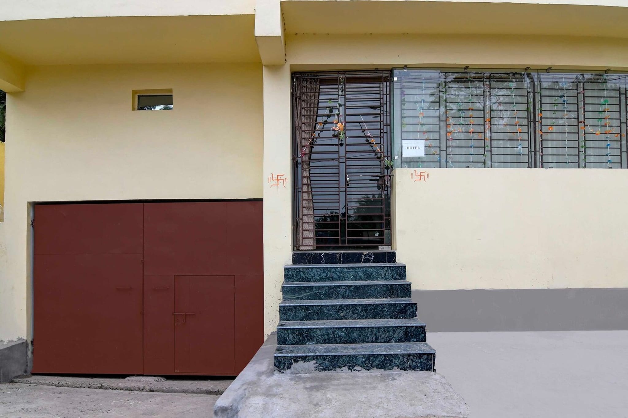 Ground floor: (bedroom(double bed, TV, seating area, air conditioning, Towels incl., telephone), bathroom(bathtub or shower, shower, washbasin, toilet, shampoo, body soap, hot water))