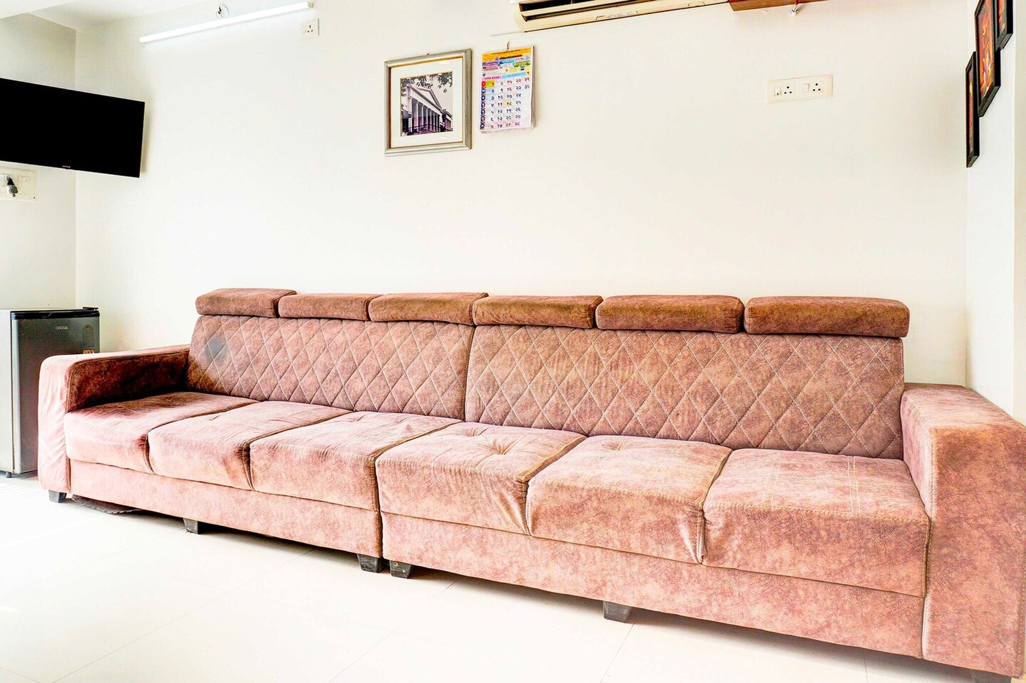 Ground floor: (bedroom(double bed, TV, seating area, air conditioning, Towels incl., telephone), bathroom(bathtub or shower, shower, washbasin, toilet, shampoo, body soap, hot water))