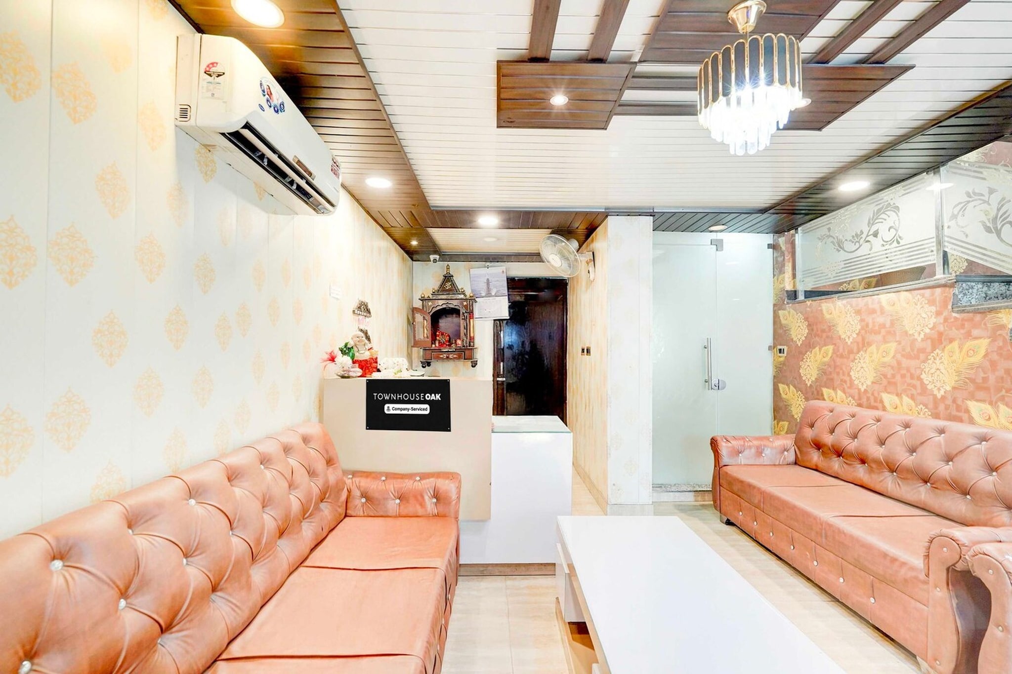 Ground floor: (bedroom(double bed, TV, seating area, air conditioning, telephone), bathroom(bathtub or shower, shower, washbasin, toilet, Towels incl., shampoo, body soap, hot water), Parking)