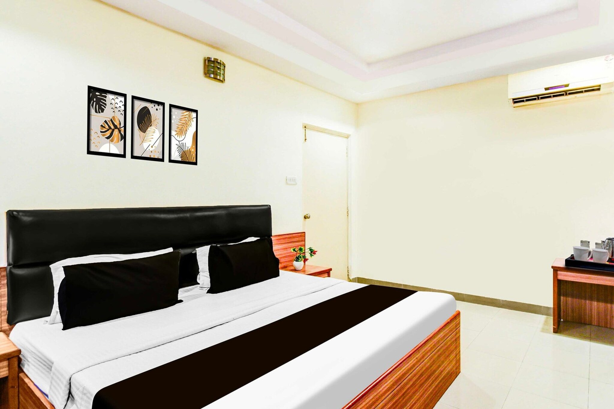 Set within 600 metres of Ravindra Bharathi and 2.8 km of City Centre Mall, Townhouse Oak Red Hills Lakdikapul offers rooms with air conditioning and a private bathroom in Hyderabad. With free WiFi, this 4-star hotel offers room service and a 24-hour front desk. The hotel has family rooms.

All guest rooms at the hotel come with a seating area, a flat-screen TV with satellite channels and a private bathroom with free toiletries and a bath or shower. All rooms feature a desk.

AP State Archaeology Museum is 1.2 km from Townhouse Oak Red Hills Lakdikapul, while Hussain Sagar Lake is 4.6 km from the property. Rajiv Gandhi International Airport is 23 km away.

Unmarried couples are warmly welcome at this property.
Guests with local ID proof are warmly welcome.
Apologies, but we are currently unable to host foreign nationals at this property.
Early Check-In Policy: A full dayâ€™s room rate will be charged for check-ins before 6:00 AM. Complimentary early check-in is available between 6:00 AM and 10:00 AM, subject to room availability.
 
Check-in is only available to guests aged 18 and above. Please provide a government-issued ID to confirm your age.