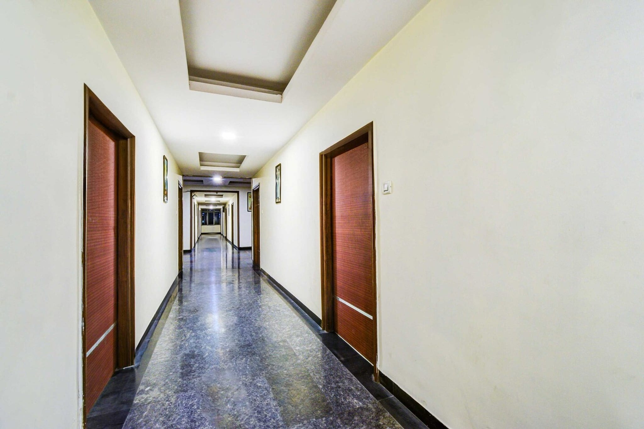 Townhouse Oak Red Hills Lakdikapul