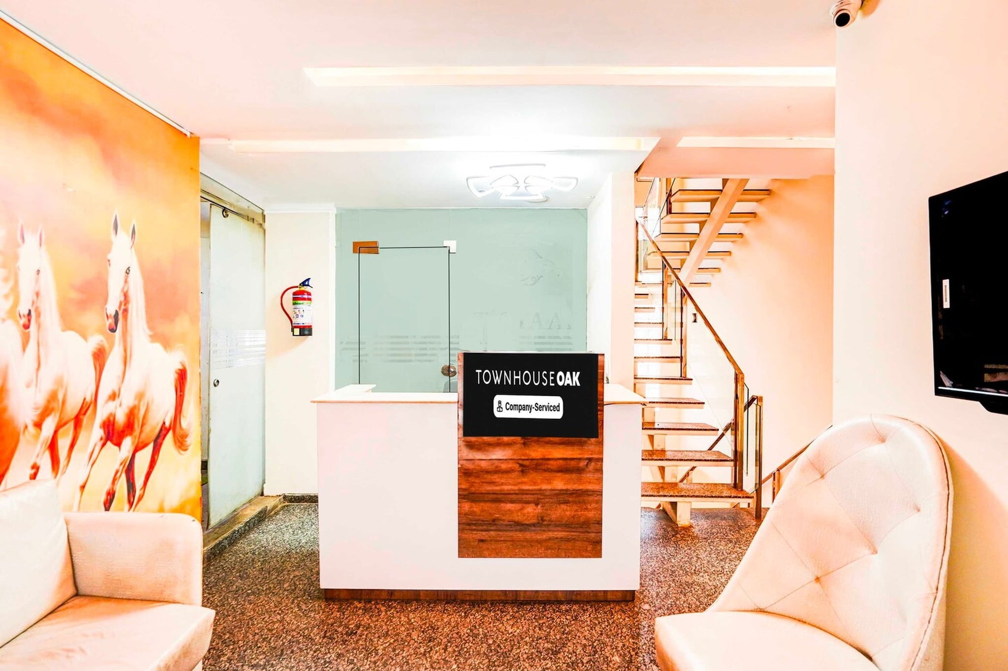 Ground floor: (bedroom(double bed, TV, seating area, air conditioning, Towels incl., telephone), bathroom(bathtub or shower, shower, washbasin, toilet, shampoo, body soap, hot water))