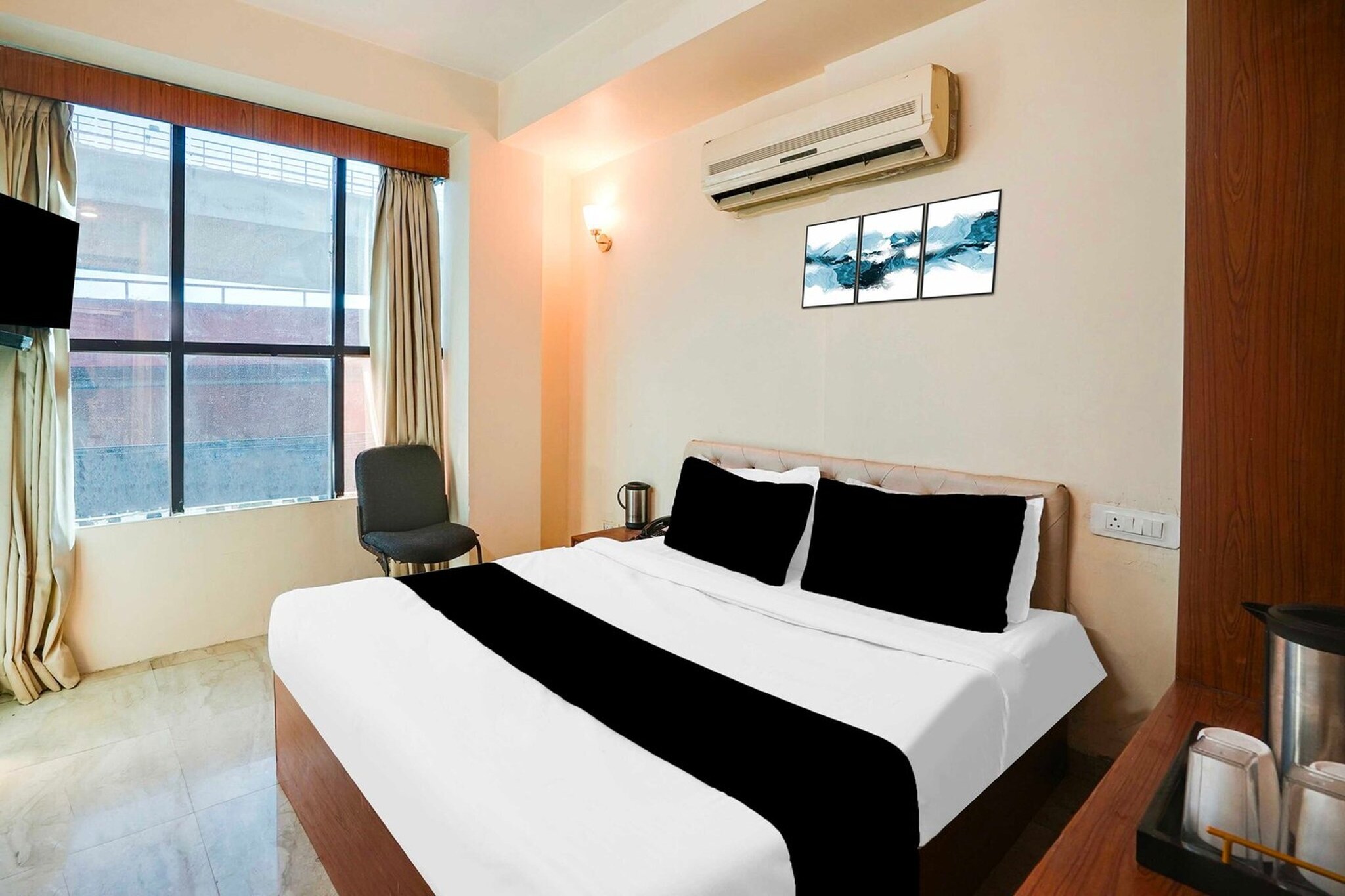 Comfortable Accommodations: Collection O Collectorate Circle in Jaipur offers family rooms with air-conditioning, private bathrooms, work desks, and seating areas. Each room includes free toiletries, a bath or shower, TV, tiled floors, and a wardrobe.

Essential Facilities: Guests enjoy free WiFi, a 24-hour front desk, housekeeping service, room service, and luggage storage. The hotel provides a welcoming environment with English and Hindi spoken at reception.

Prime Location: Located 13 km from Jaipur International Airport and a 14-minute walk from Jaipur Railway Station, the hotel is near attractions such as City Palace (3.2 km), Jantar Mantar (3.2 km), and Amber Fort (12 km).

Unmarried couples are warmly welcome at this property.
Guests with local ID proof are warmly welcome.
Apologies, but we are currently unable to host foreign nationals at this property.
Early Check-In Policy: A full dayâ€™s room rate will be charged for check-ins before 6:00 AM. Complimentary early check-in is available between 6:00 AM and 10:00 AM, subject to room availability.
 
Check-in is only available to guests aged 18 and above. Please provide a government-issued ID to confirm your age.