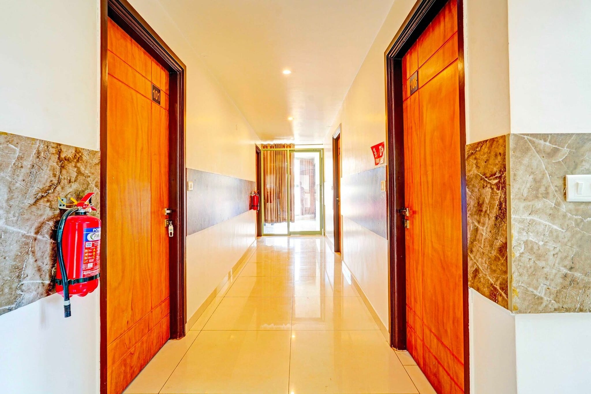 Ground floor: (bedroom(double bed, TV, seating area, air conditioning, Towels incl., telephone), bathroom(bathtub or shower, shower, washbasin, toilet, shampoo, body soap, hot water))