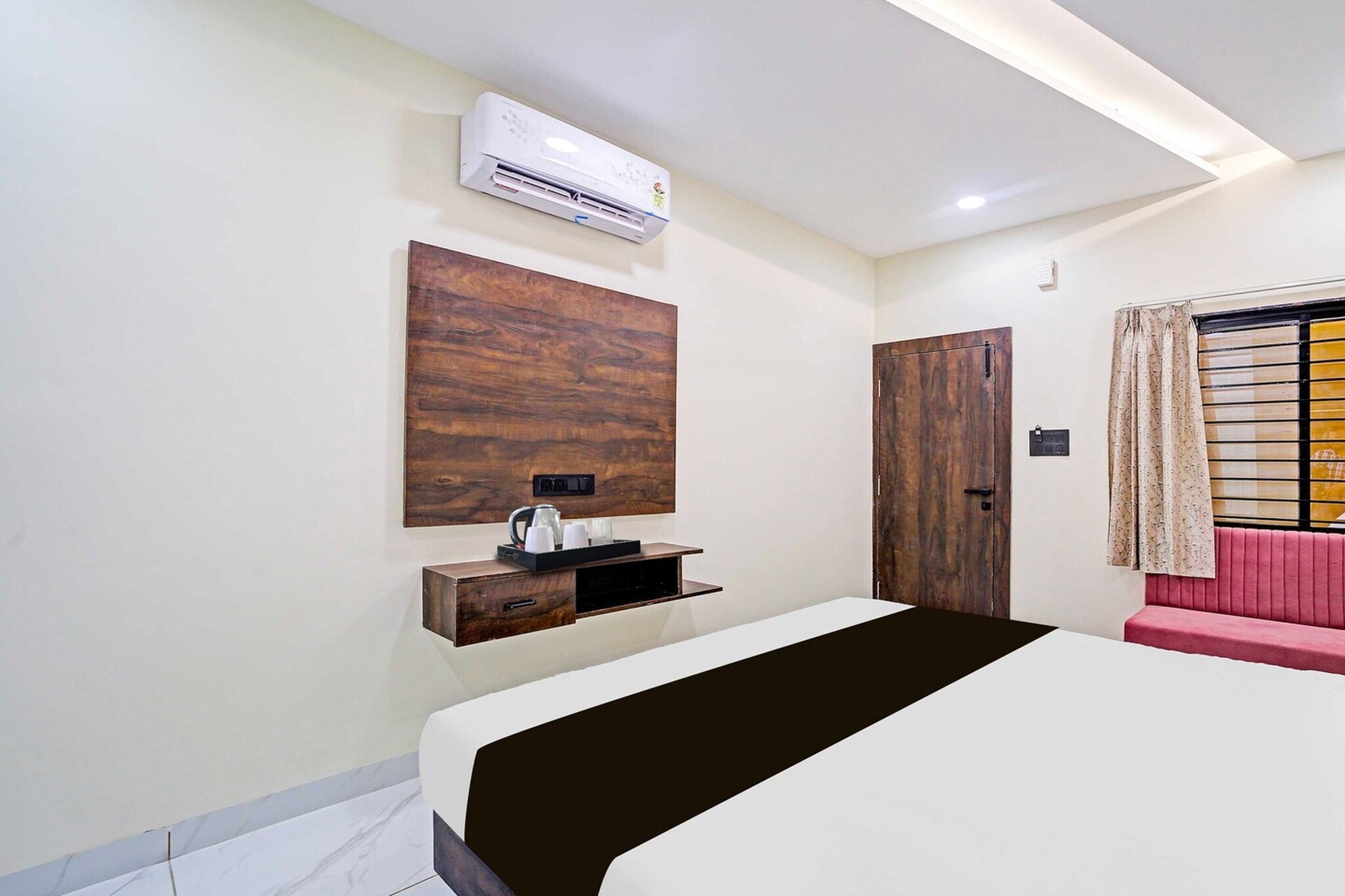 Set within 49 km of Mahakaleshwar Jyotirlinga and 11 km of Indore Junction Station, Townhouse Aurobindo Hospital offers rooms with air conditioning and a private bathroom in MÄnglia. This 4-star hotel offers room service, a 24-hour front desk and free WiFi. The property is non-smoking and is situated 12 km from Rajwada Palace.
The units at the hotel come with a seating area, a flat-screen TV with satellite channels and a private bathroom with free toiletries and a bath or shower. The rooms feature a desk.
ISKCON Indore is 13 km from Townhouse Aurobindo Hospital, while Ujjain Junction Station is 49 km away. Devi Ahilya Bai Holkar Airport is 13 km from the property.
Unmarried couples are warmly welcome at this property.
Guests with local ID proof are warmly welcome.
Apologies, but we are currently unable to host foreign nationals at this property.
Early Check-In Policy: A full day’s room rate will be charged for check-ins before 6:00 AM. Complimentary early check-in is available between 6:00 AM and 10:00 AM, subject to room availability.
Check-in is only available to guests aged 18 and above. Please provide a government-issued ID to confirm your age.