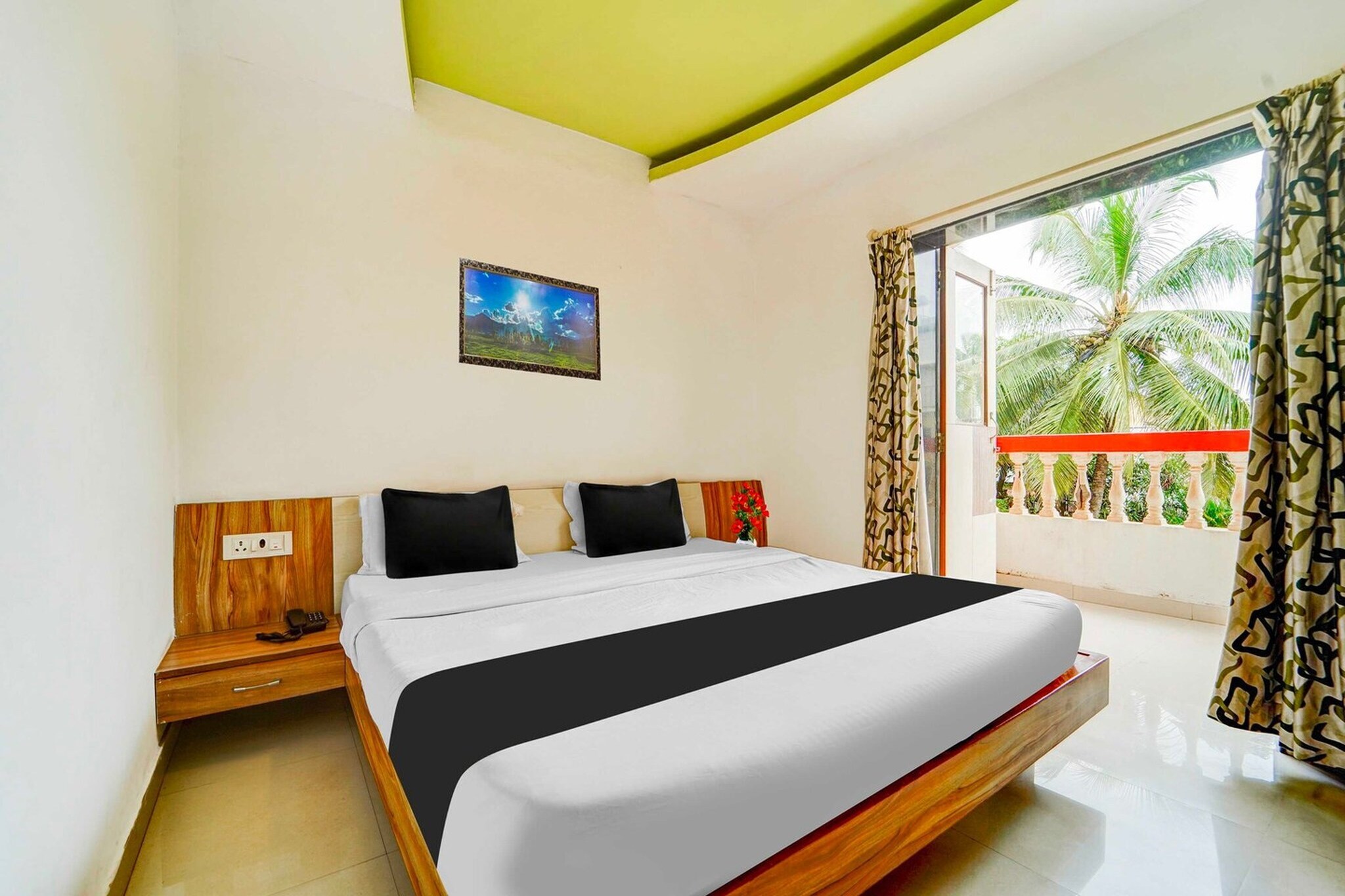Collection O Calangute - Baga Circle is situated in Calangute, within 700 metres of Calangute Beach and 9.4 km of Chapora Fort. With a restaurant, the 3-star hotel has air-conditioned rooms with free WiFi, each with a private bathroom. The accommodation features room service, a 24-hour front desk and luggage storage for guests.

At the hotel, rooms are equipped with a desk. The rooms at Collection O Calangute - Baga Circle are fitted with a seating area and a flat-screen TV with satellite channels.

Thivim railway station is 18 km from the accommodation, while Basilica Of Bom Jesus is 23 km from the property. Manohar Parrikar International Airport is 26 km away.

Unmarried couples are warmly welcome at this property.
Guests with local ID proof are warmly welcome.
Apologies, but we are currently unable to host foreign nationals at this property.
Early Check-In Policy: A full day’s room rate will be charged for check-ins before 6:00 AM. Complimentary early check-in is available between 6:00 AM and 10:00 AM, subject to room availability.
 
Check-in is only available to guests aged 18 and above. Please provide a government-issued ID to confirm your age.