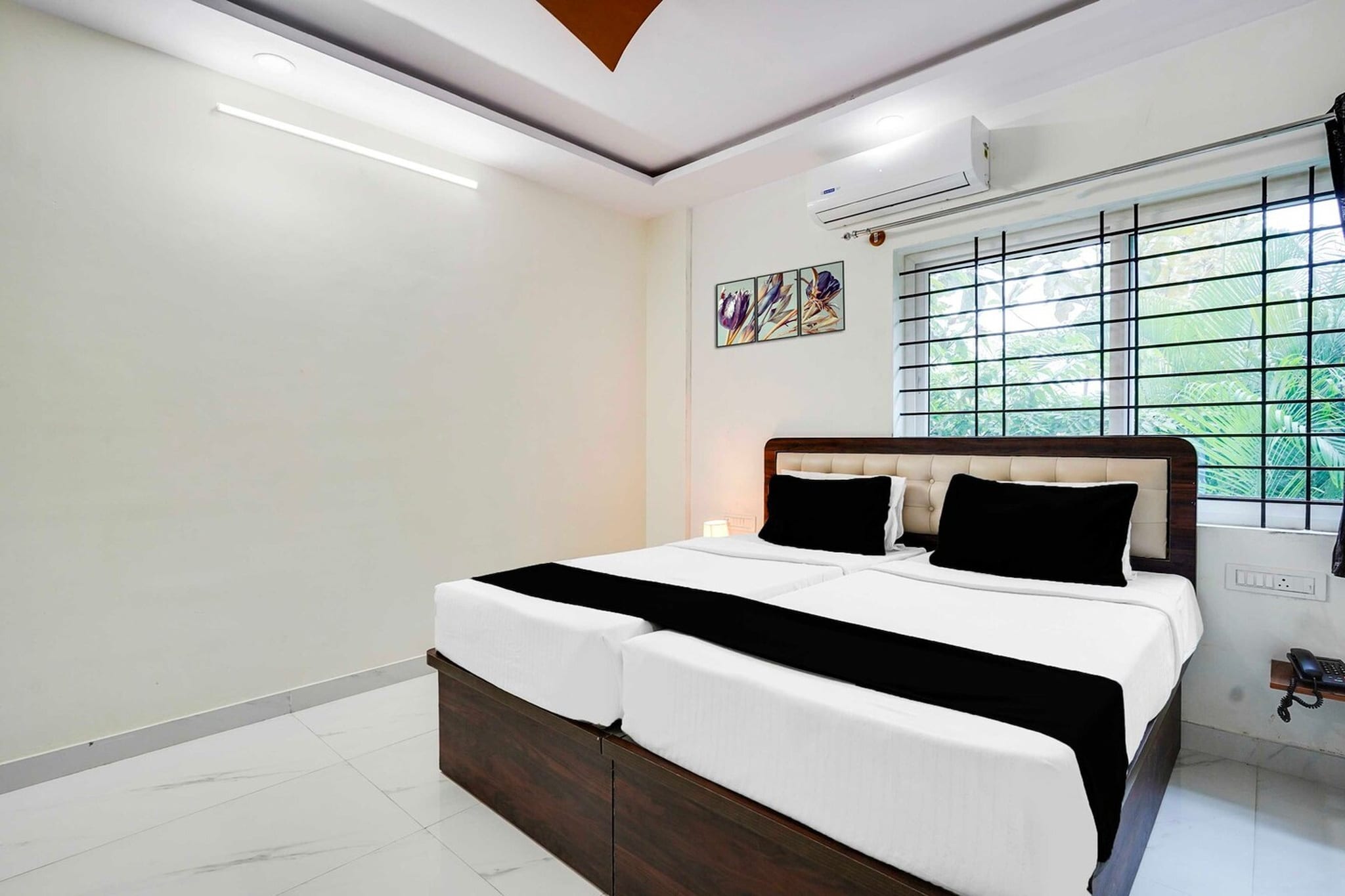 Ground floor: (bedroom(double bed, TV, seating area, air conditioning, telephone), bathroom(bathtub or shower, shower, washbasin, toilet, Towels incl., shampoo, body soap, hot water), Parking)