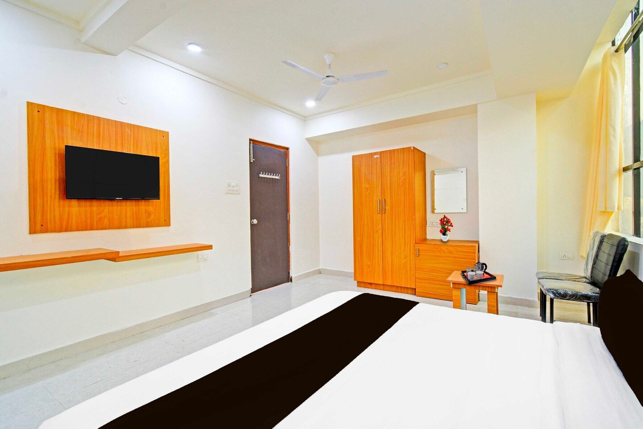 Ground floor: (bedroom(double bed, TV, seating area, air conditioning, telephone), bathroom(bathtub or shower, shower, washbasin, toilet, Towels incl., shampoo, body soap, hot water), Parking)