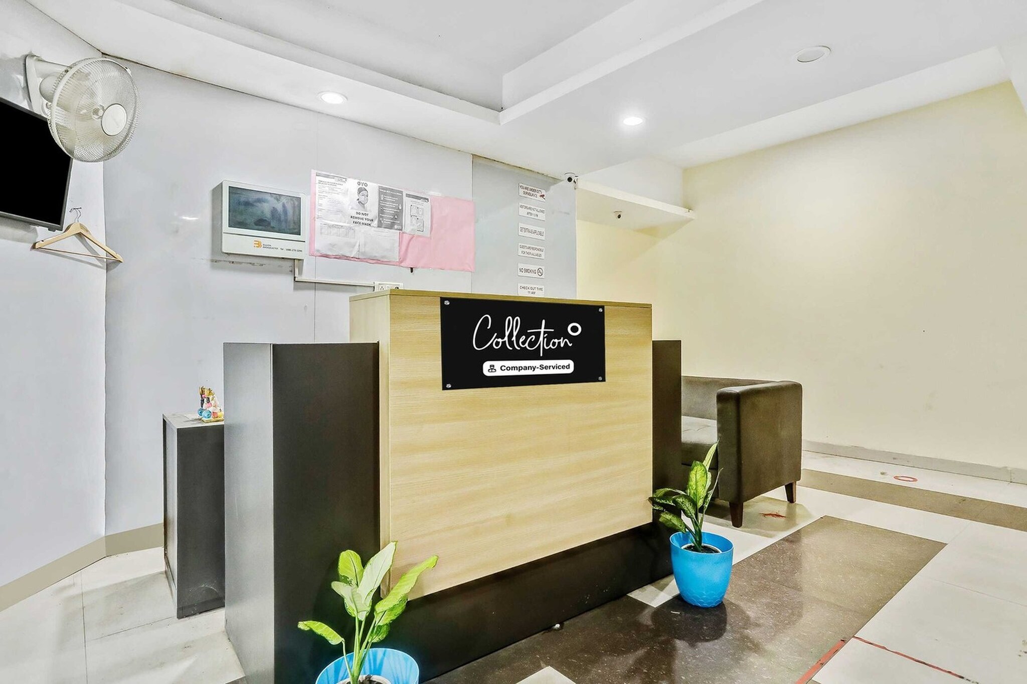Ground floor: (bedroom(double bed, TV, seating area, air conditioning, telephone), bathroom(bathtub or shower, shower, washbasin, toilet, Towels incl., shampoo, body soap, hot water), Parking)