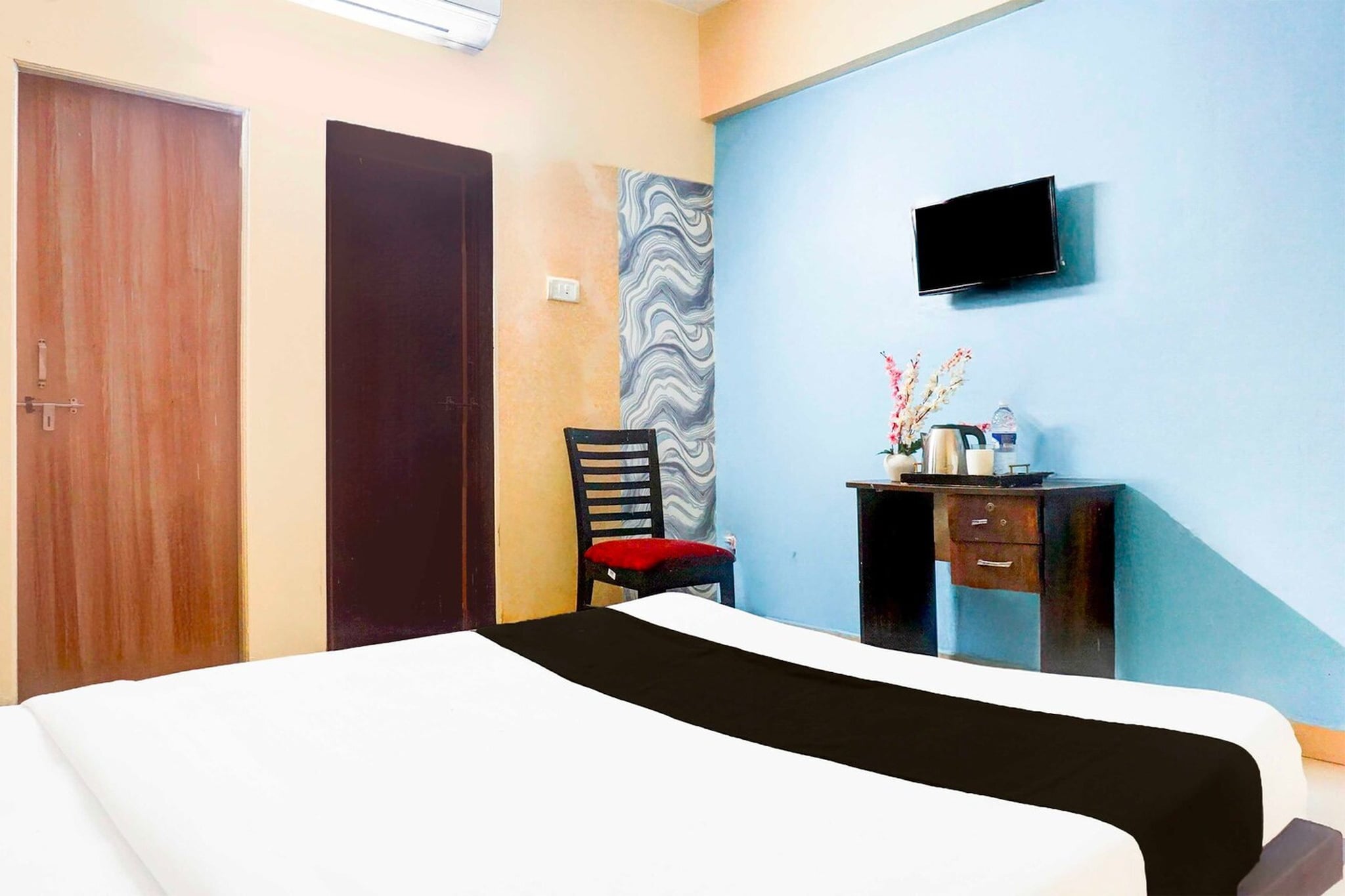 Ground floor: (bedroom(double bed, TV, seating area, air conditioning, telephone), bathroom(bathtub or shower, shower, washbasin, toilet, Towels incl., shampoo, body soap, hot water), Parking)
