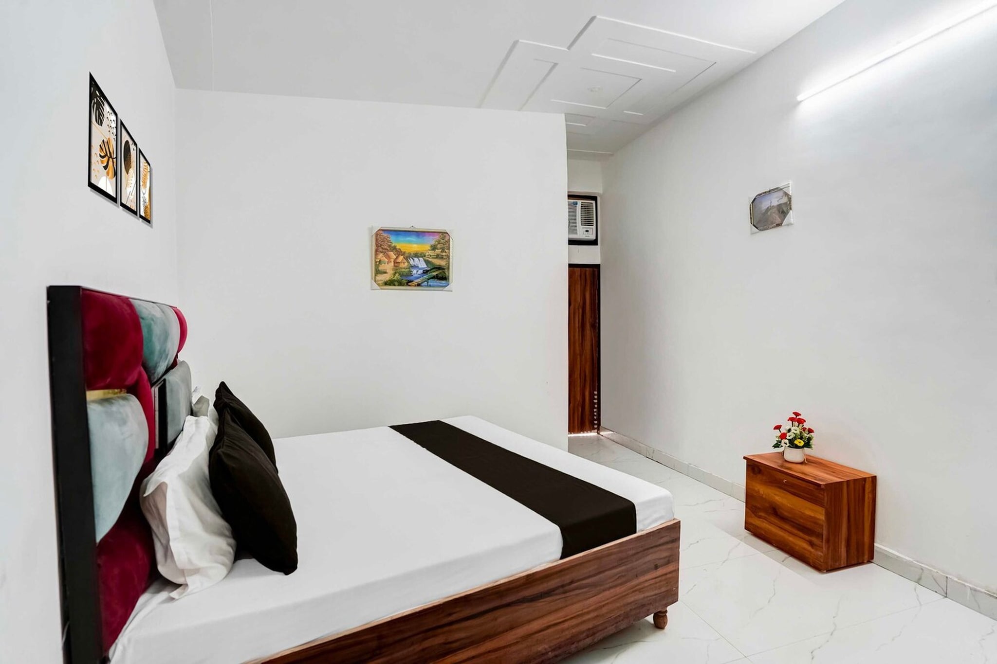 Ground floor: (bedroom(double bed, TV, seating area, air conditioning, telephone), bathroom(bathtub or shower, shower, washbasin, toilet, Towels incl., shampoo, body soap, hot water), Parking)