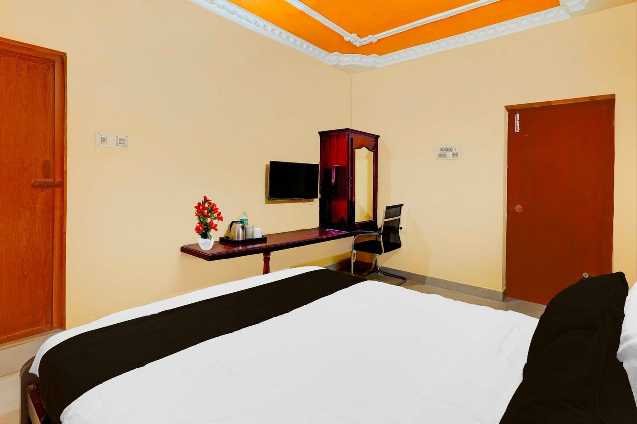 Ground floor: (bedroom(double bed, TV, seating area, air conditioning, telephone), bathroom(bathtub or shower, shower, washbasin, toilet, Towels incl., shampoo, body soap, hot water), Parking)