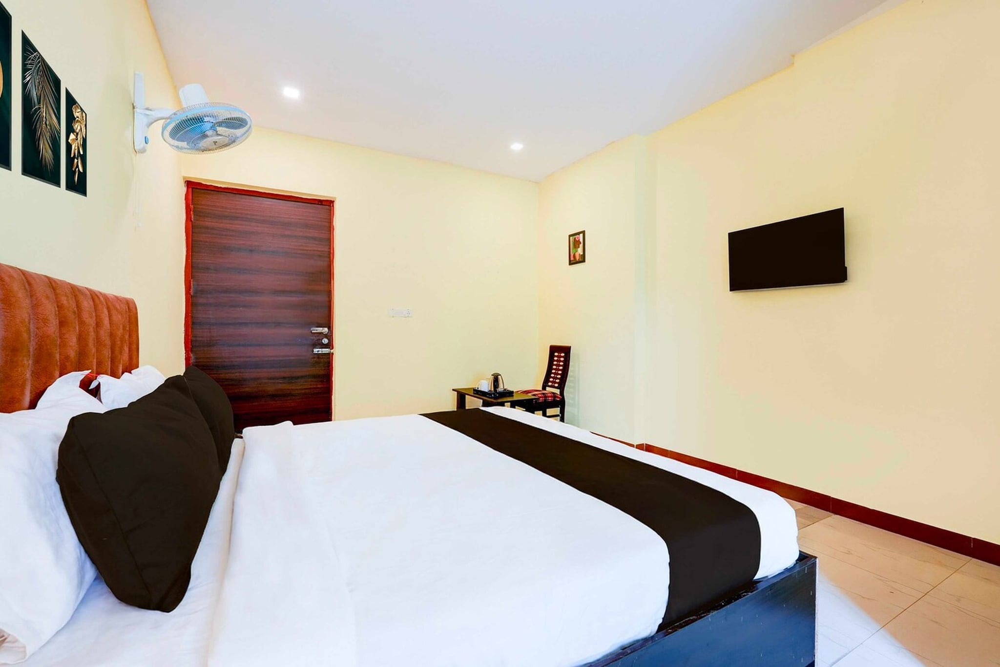 Ground floor: (bedroom(double bed, TV, seating area, air conditioning, telephone), bathroom(bathtub or shower, shower, washbasin, toilet, Towels incl., shampoo, body soap, hot water), Parking)