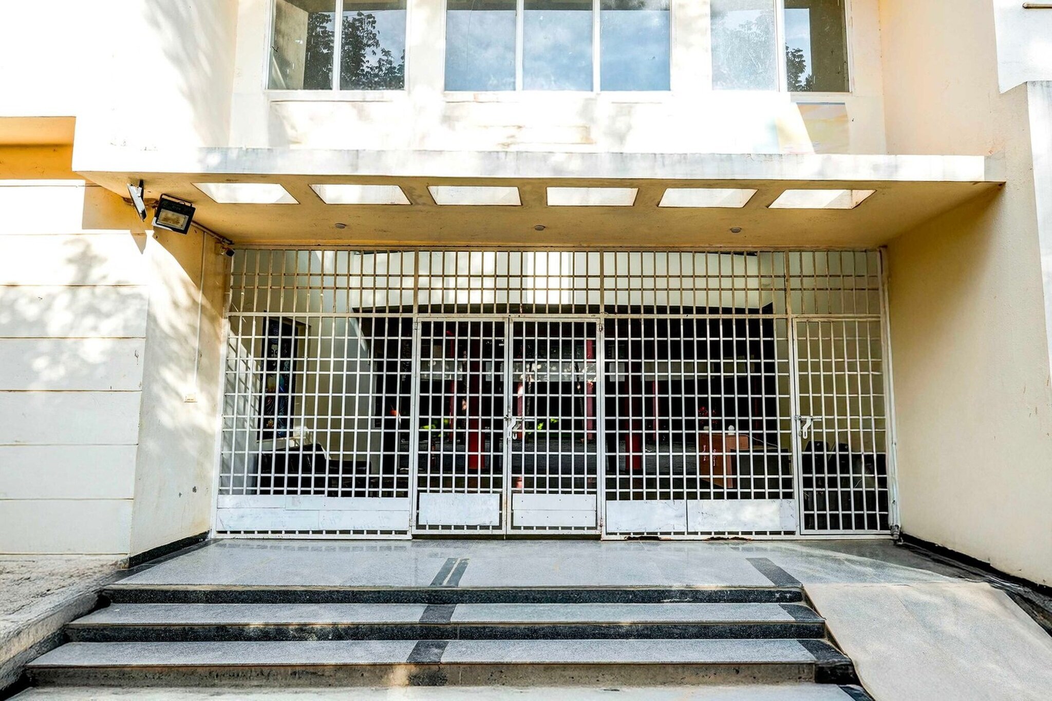 Located within 19 km of Forum Mall, Koramangala and 23 km of Brigade Road, Collection O Hennagara Rd Bommasandara provides rooms with air conditioning and a private bathroom in Kammasandra. This 3-star hotel offers room service, a 24-hour front desk and free WiFi. The hotel features family rooms.

Guest rooms at the hotel are equipped with a seating area, a flat-screen TV with satellite channels and a private bathroom with free toiletries and a bath or shower. All rooms include a desk.

Kanteerava Indoor Stadium is 25 km from Collection O Hennagara Rd Bommasandara, while Commercial Street is 25 km away. Kempegowda International Airport is 55 km from the property.

1. Unmarried couples are warmly welcome at this property.
2. Guests with local ID proof are warmly welcome.
Early Check-In Policy: A full dayâ€™s room rate will be charged for check-ins before 6:00 AM. Complimentary early check-in is available between 6:00 AM and 10:00 AM, subject to room availability.

Check-in is only available to guests aged 18 and above. Please provide a government-issued ID to confirmÂ yourÂ age.