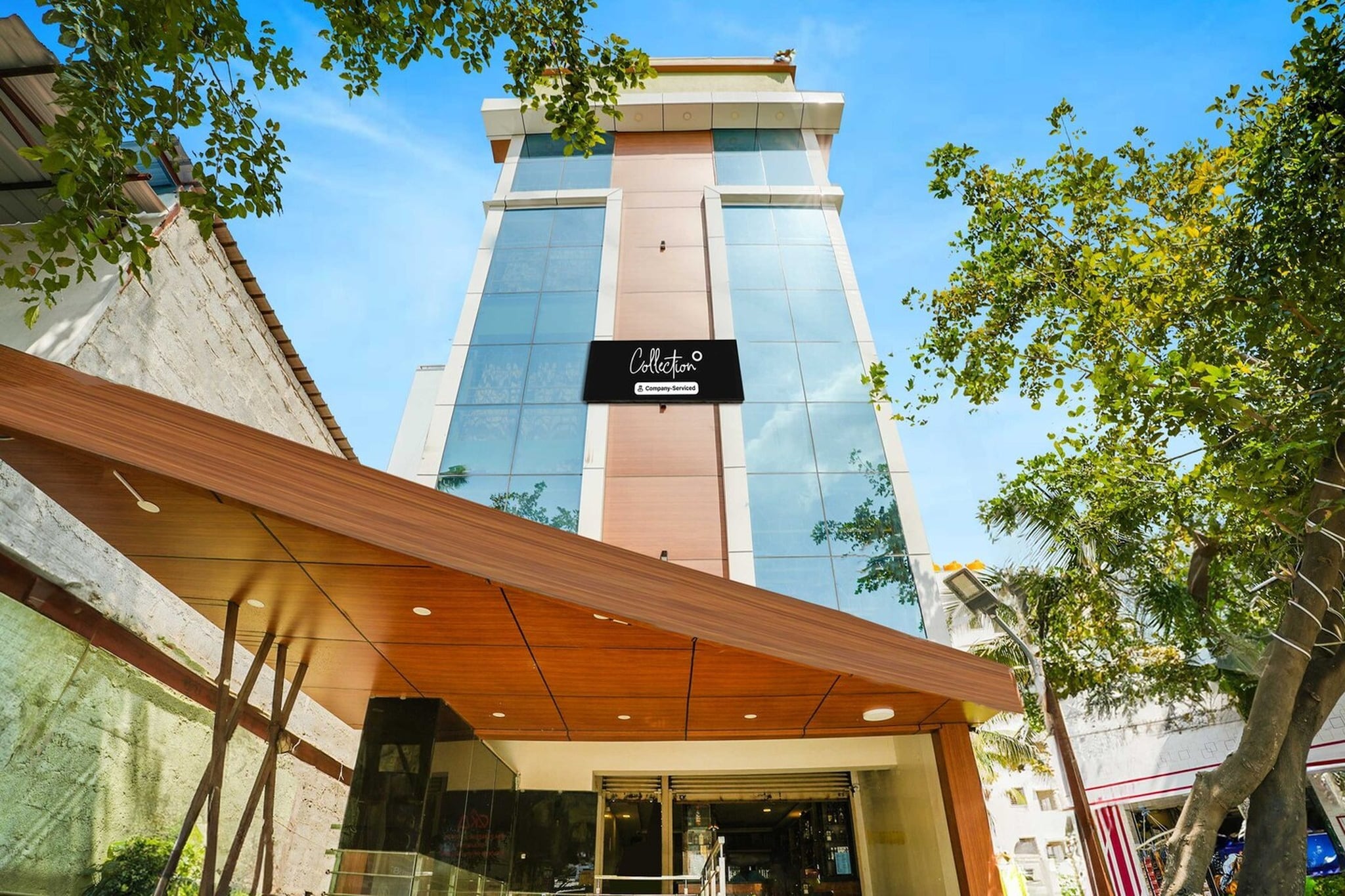 Ground floor: (bedroom(double bed, TV, seating area, air conditioning, Towels incl., telephone), bathroom(bathtub or shower, shower, washbasin, toilet, shampoo, body soap, hot water), Parking)