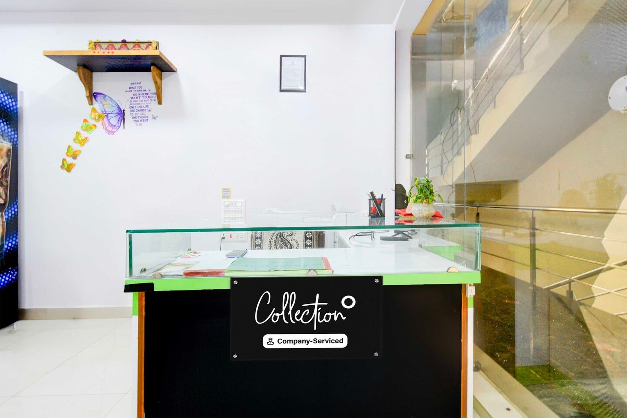 Ground floor: (bedroom(double bed, TV, seating area, air conditioning, Towels incl., telephone), bathroom(bathtub or shower, shower, washbasin, toilet, shampoo, body soap, hot water), Parking)