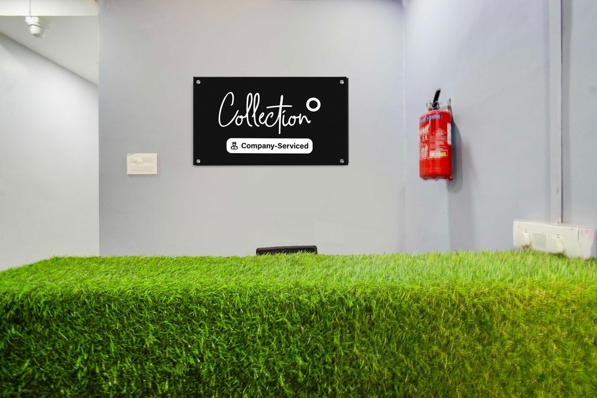 Ground floor: (bedroom(double bed, TV, seating area, air conditioning, Towels incl., telephone), bathroom(bathtub or shower, shower, washbasin, toilet, shampoo, body soap, hot water), Parking)