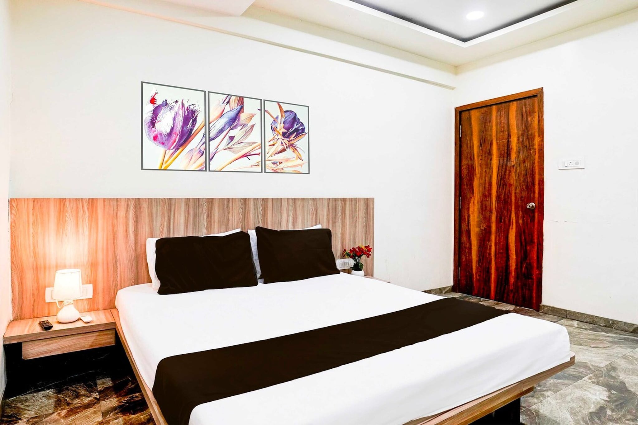 Set within 33 km of Indian Institute of Technology, Bombay and 36 km of Powai Lake, Collection O Dombivali offers rooms with air conditioning and a private bathroom in Mumbai. With free WiFi, this 3-star hotel offers room service and a 24-hour front desk. The hotel has family rooms.

All guest rooms at the hotel come with a seating area, a flat-screen TV with satellite channels and a private bathroom with free toiletries and a bath or shower. All units feature a desk.

Phoenix Market City Mall is 39 km from Collection O Dombivali, while Bombay Exhibition Centre is 41 km from the property. Chhatrapati Shivaji International Mumbai Airport is 40 km away.


Unmarried couples are warmly welcome at this property.

Guests with local ID proof are warmly welcome.

Early Check-In Policy: A full dayâ€™s room rate will be charged for check-ins before 6:00 AM. Complimentary early check-in is available between 6:00 AM and 10:00 AM, subject to room availability. 

Check-in is only available to guests aged 18 and above. Please provide a government-issued ID to confirmÂ yourÂ age.
