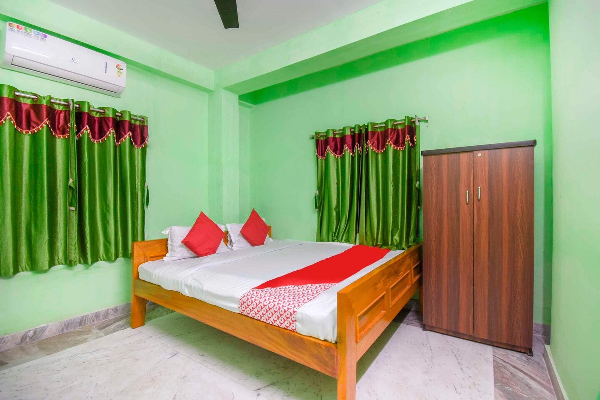 Located within 17 km of Howrah Railway Station and 18 km of Dumdum Metro Station, Collection O Rishra Railway Station provides rooms with air conditioning and a private bathroom in Kolkata. With free WiFi, this 3-star hotel offers room service and a 24-hour front desk. The hotel features family rooms.

Guest rooms at the hotel are equipped with a seating area, a flat-screen TV with satellite channels and a private bathroom with free toiletries and a bath or shower. All units include a desk.

M G Road Metro Station is 19 km from Collection O Rishra Railway Station, while Esplanade Metro Station is 21 km away. Netaji Subhash Chandra Bose International Airport is 21 km from the property.


Unmarried couples are warmly welcome at this property.

Guests with local ID proof are warmly welcome.

Early Check-In Policy: A full dayâ€™s room rate will be charged for check-ins before 6:00 AM. Complimentary early check-in is available between 6:00 AM and 10:00 AM, subject to room availability. 

Check-in is only available to guests aged 18 and above. Please provide a government-issued ID to confirmÂ yourÂ age.
