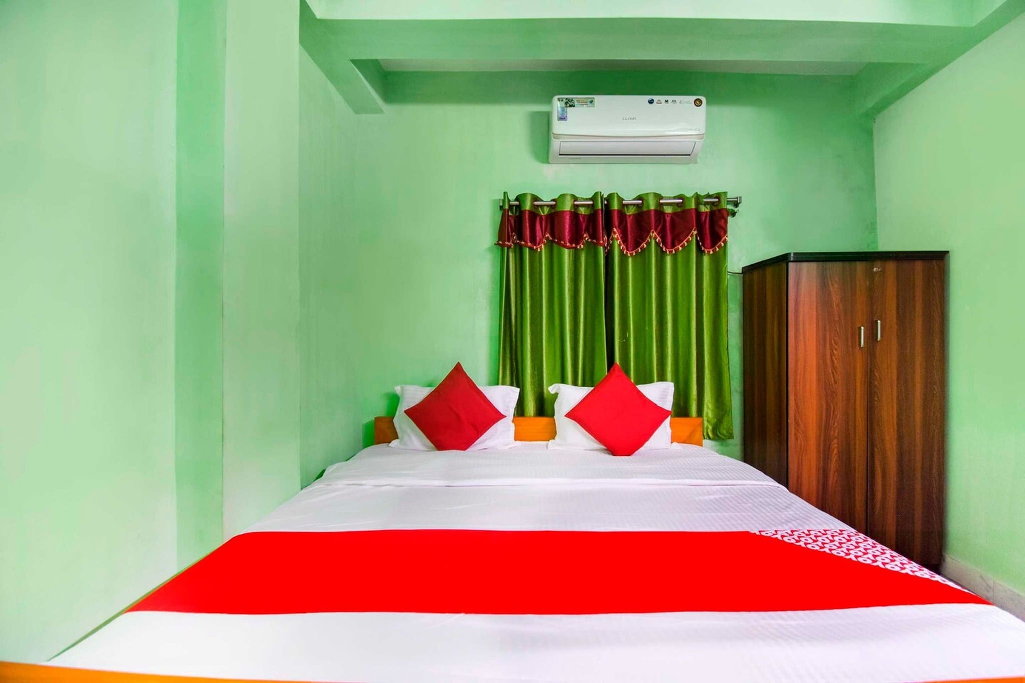 Collection O Rishra Railway Station