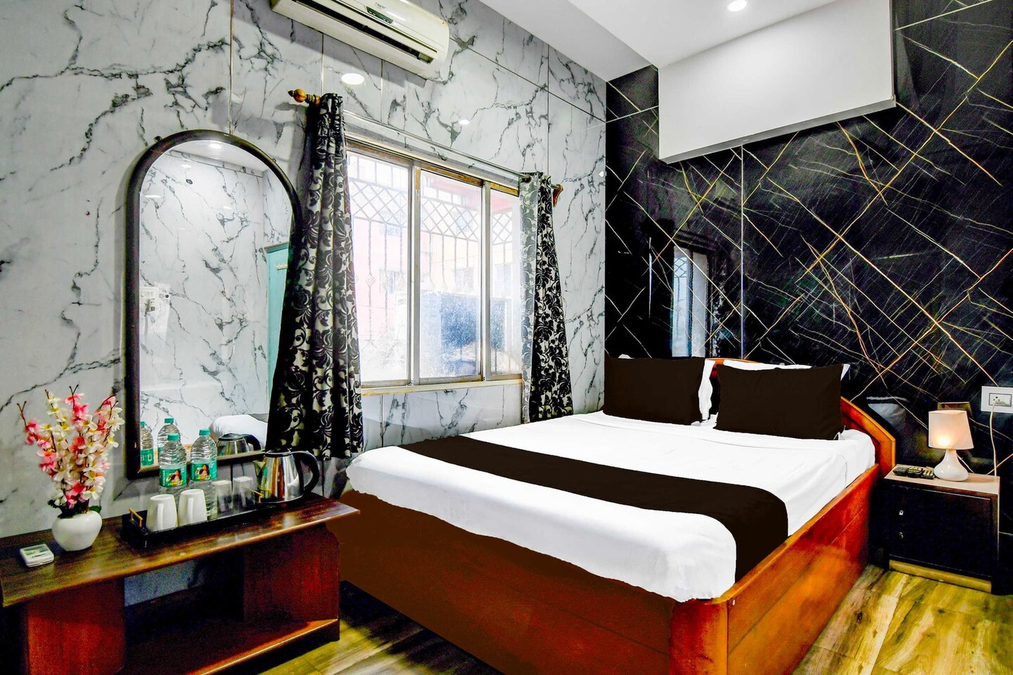 Ground floor: (bedroom(double bed, TV, seating area, air conditioning, telephone), bathroom(bathtub or shower, shower, washbasin, toilet, Towels incl., shampoo, body soap, hot water), lift)