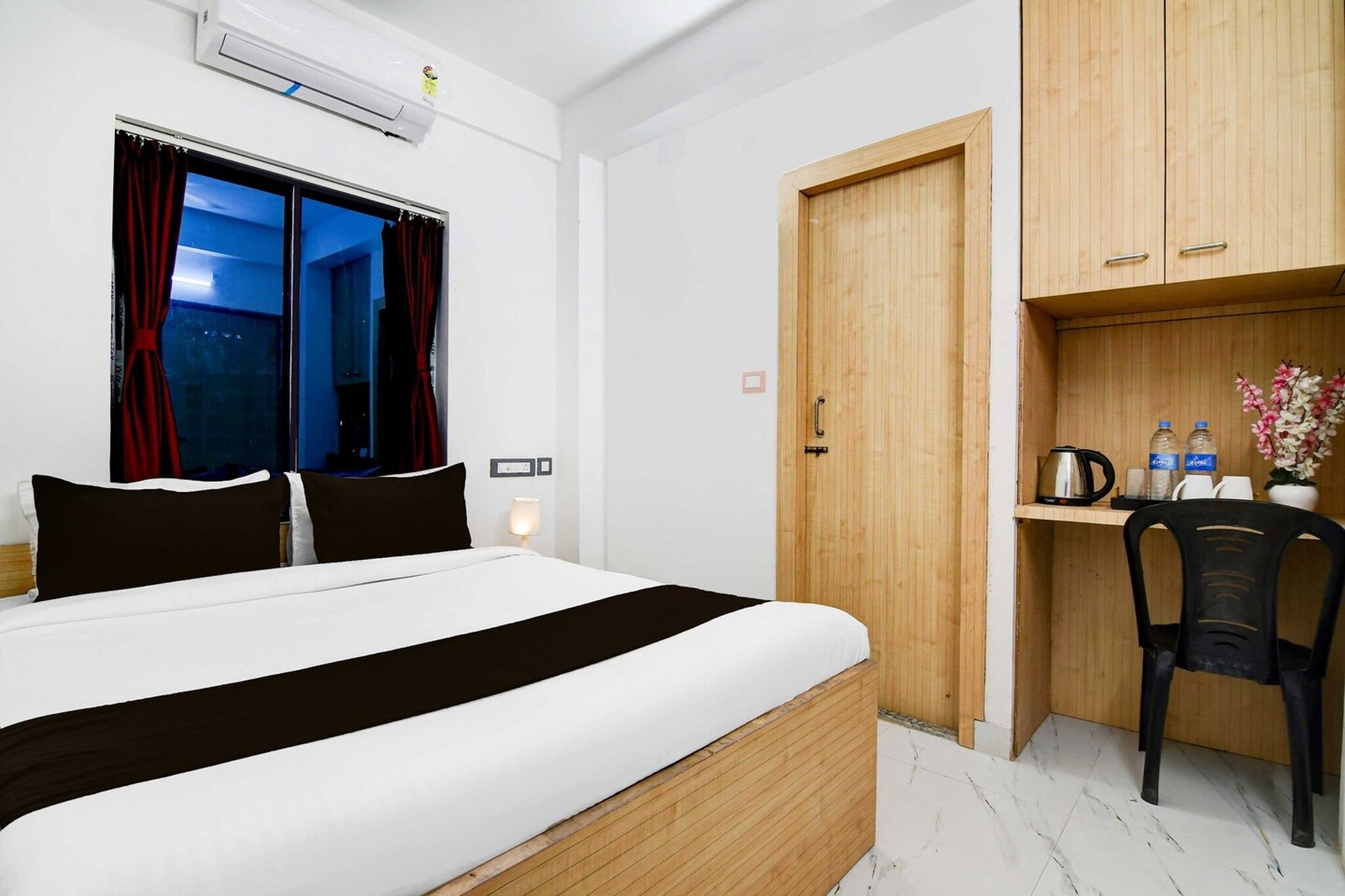 Ground floor: (bedroom(double bed, TV, seating area, air conditioning, Towels incl., telephone), bathroom(bathtub or shower, shower, washbasin, toilet, shampoo, body soap, hot water), Parking)