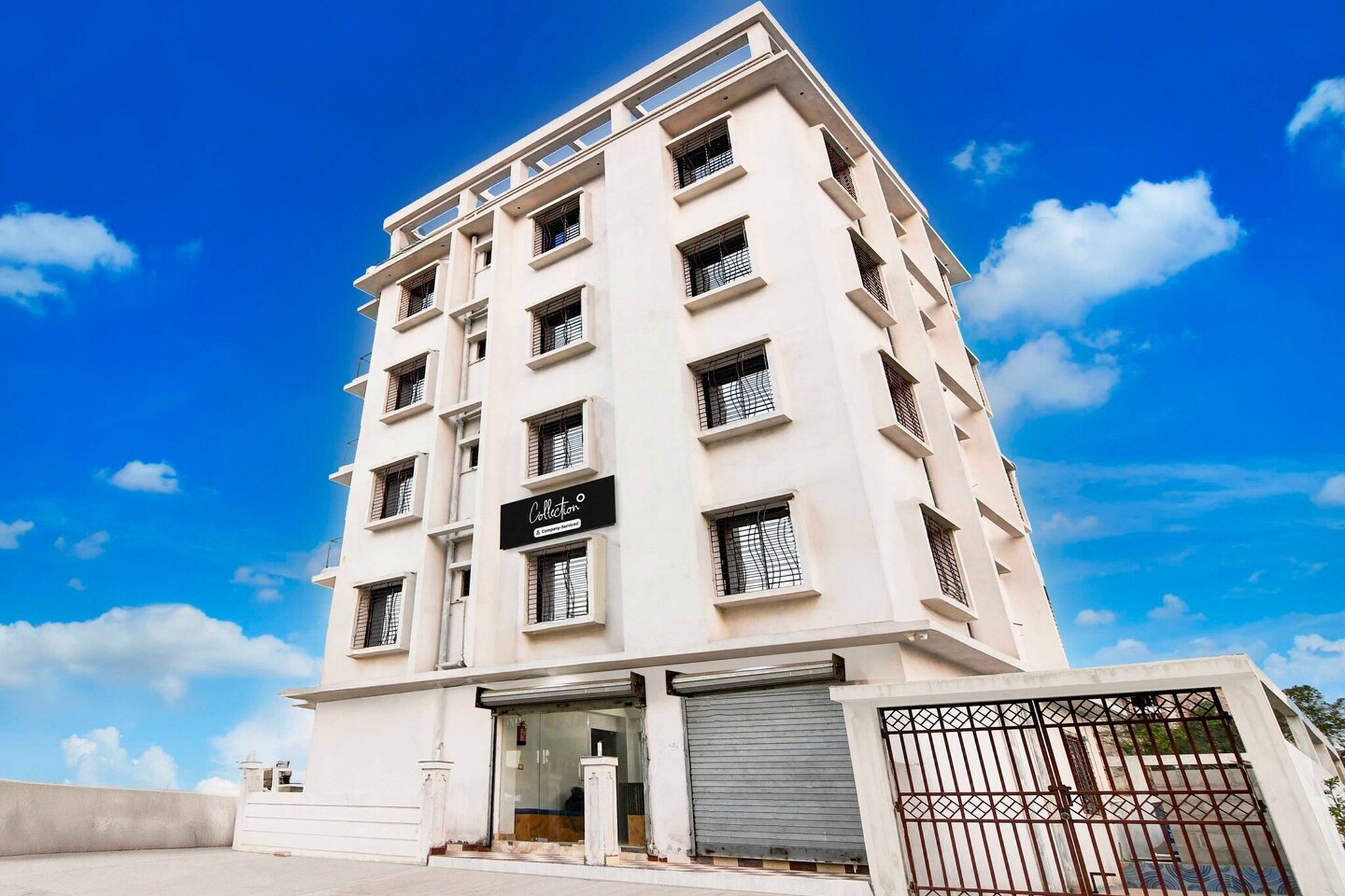 Located within 17 km of Dumdum Metro Station and 18 km of Sealdah Railway Station, Collection O New Town provides rooms with air conditioning and a private bathroom in Kolkata. This 3-star hotel offers room service, a 24-hour front desk and free WiFi. The hotel features family rooms.
All units at the hotel are equipped with a seating area, a flat-screen TV with satellite channels and a private bathroom with free toiletries and a bath or shower. The rooms include a desk.
M G Road Metro Station is 18 km from Collection O New Town, while Esplanade Metro Station is 20 km away. Netaji Subhash Chandra Bose International Airport is 12 km from the property.
1. Unmarried couples are warmly welcome at this property.
2. Guests with local ID proof are warmly welcome.
Early Check-In Policy: A full day’s room rate will be charged for check-ins before 6:00 AM. Complimentary early check-in is available between 6:00 AM and 10:00 AM, subject to room availability.
Check-in is only available to guests aged 18 and above. Please provide a government-issued ID to confirm your age.