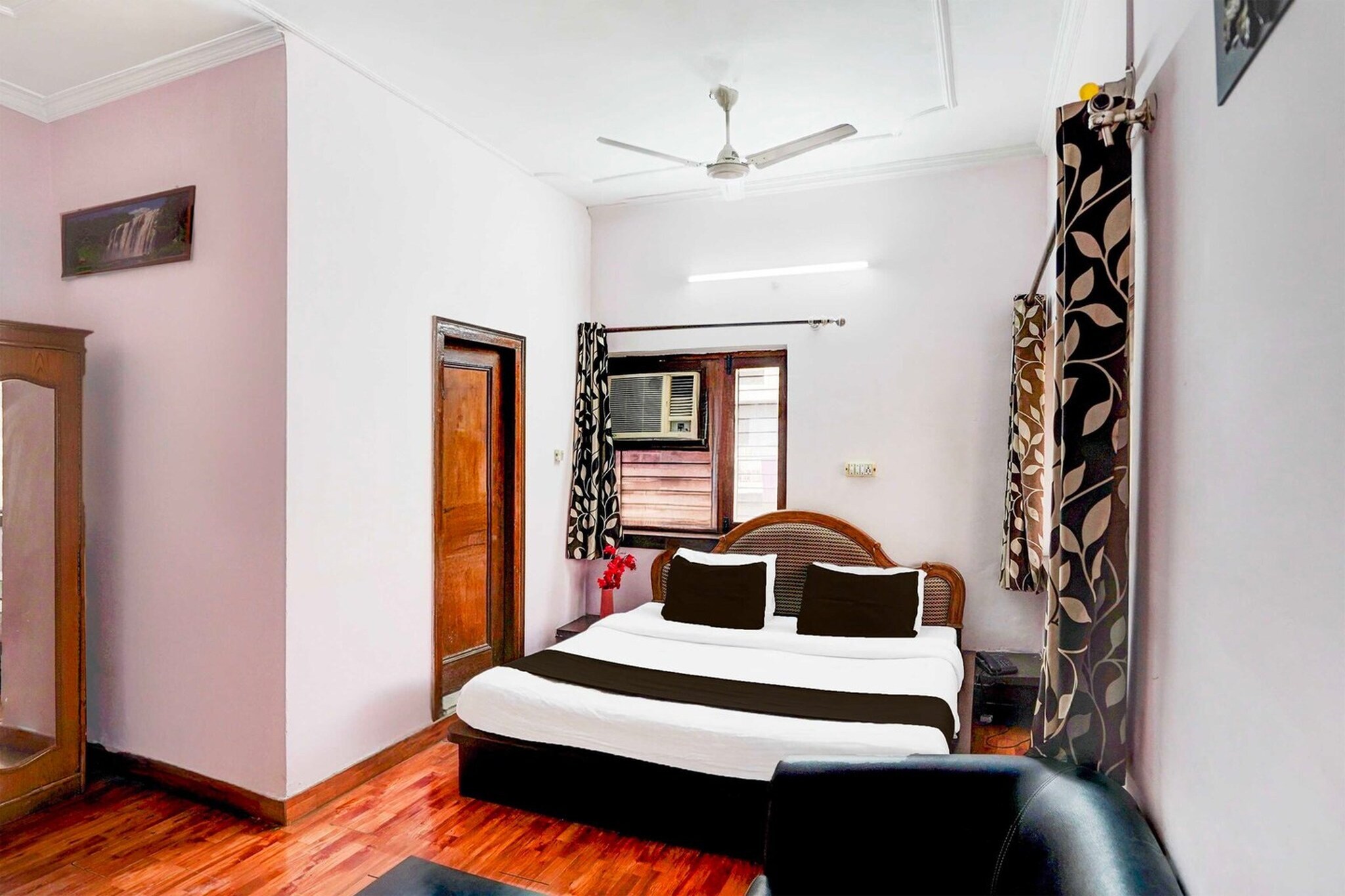 Ground floor: (bedroom(double bed, TV, seating area, air conditioning, Towels incl., telephone), bathroom(bathtub or shower, shower, washbasin, toilet, shampoo, body soap, hot water), Parking)