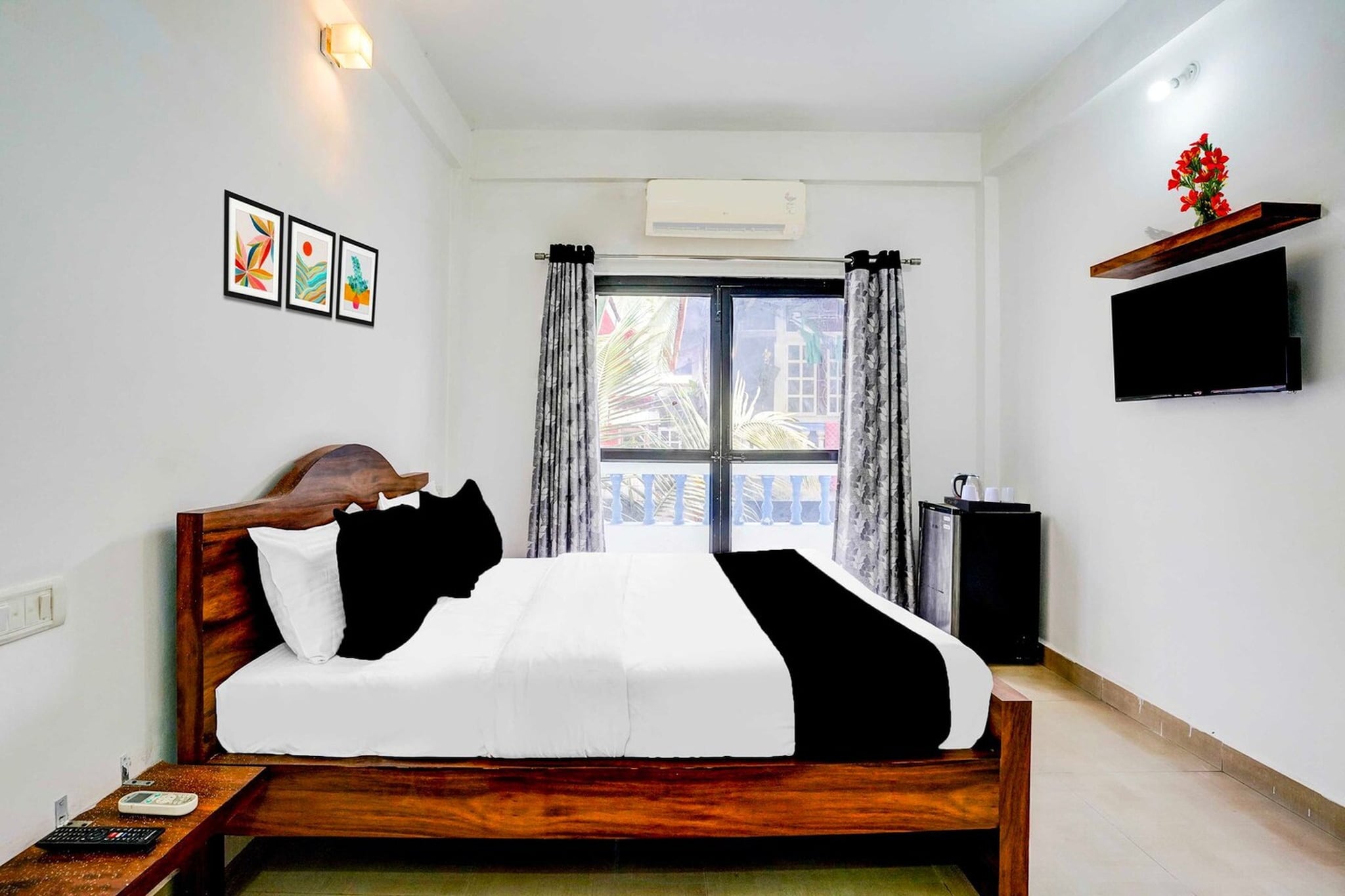 Ground floor: (bedroom(double bed, TV, seating area, air conditioning, Towels incl., telephone), bathroom(bathtub or shower, shower, washbasin, toilet, shampoo, body soap, hot water), Parking)