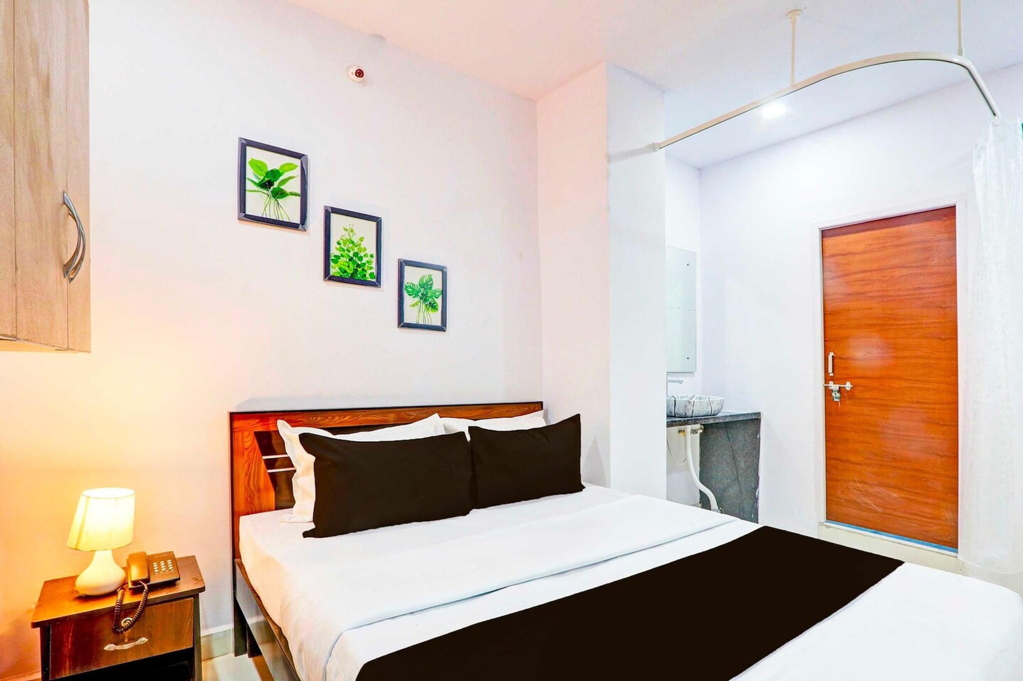 Ground floor: (bedroom(double bed, TV, seating area, air conditioning, Towels incl., telephone), bathroom(bathtub or shower, shower, washbasin, toilet, shampoo, body soap, hot water), Parking)