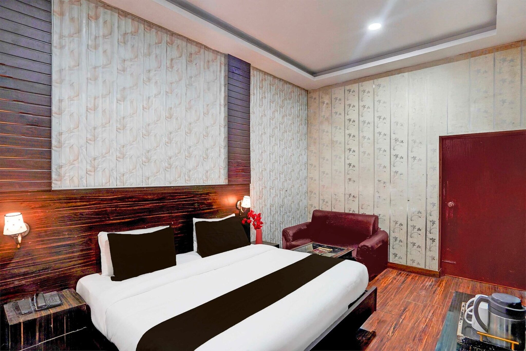 Ground floor: (bedroom(double bed, TV, seating area, air conditioning, Towels incl., telephone), bathroom(bathtub or shower, shower, washbasin, toilet, shampoo, body soap, hot water), Parking)