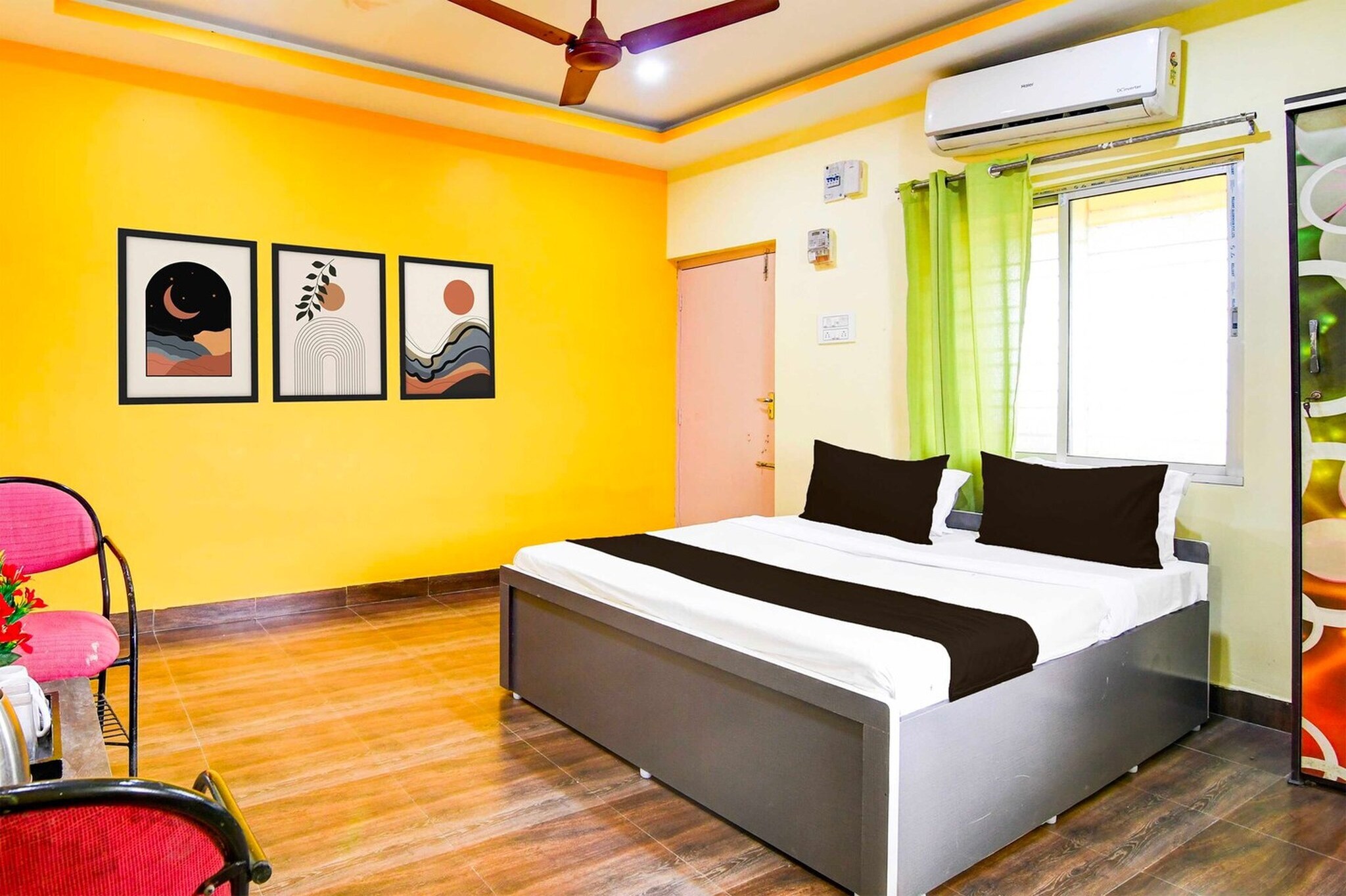 Ground floor: (bedroom(double bed, TV, seating area, air conditioning, Towels incl., telephone), bathroom(bathtub or shower, shower, washbasin, toilet, shampoo, body soap, hot water), Parking)