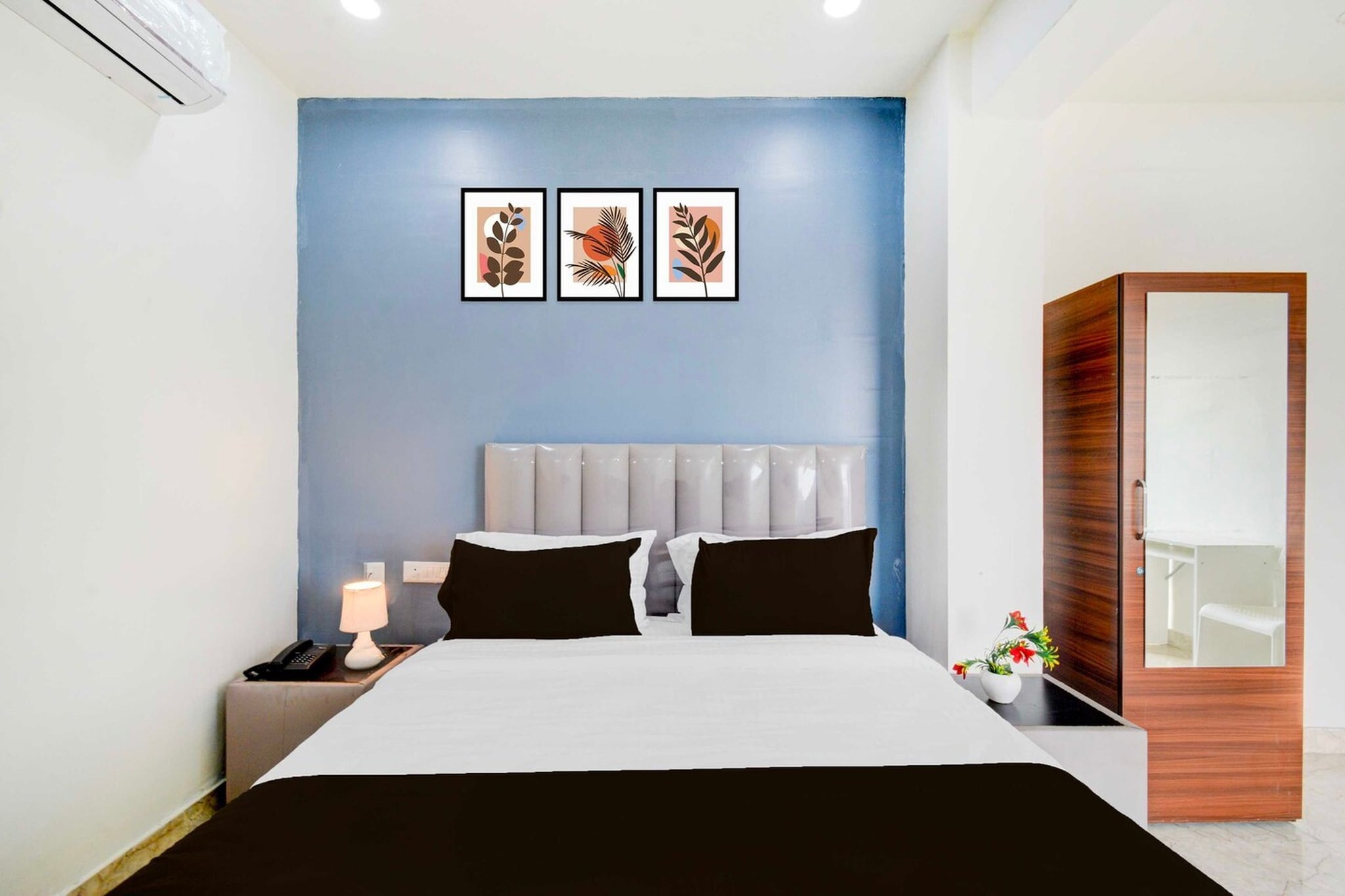 Ground floor: (bedroom(double bed, TV, seating area, air conditioning, Towels incl., telephone), bathroom(bathtub or shower, shower, washbasin, toilet, shampoo, body soap, hot water), Parking, lift)