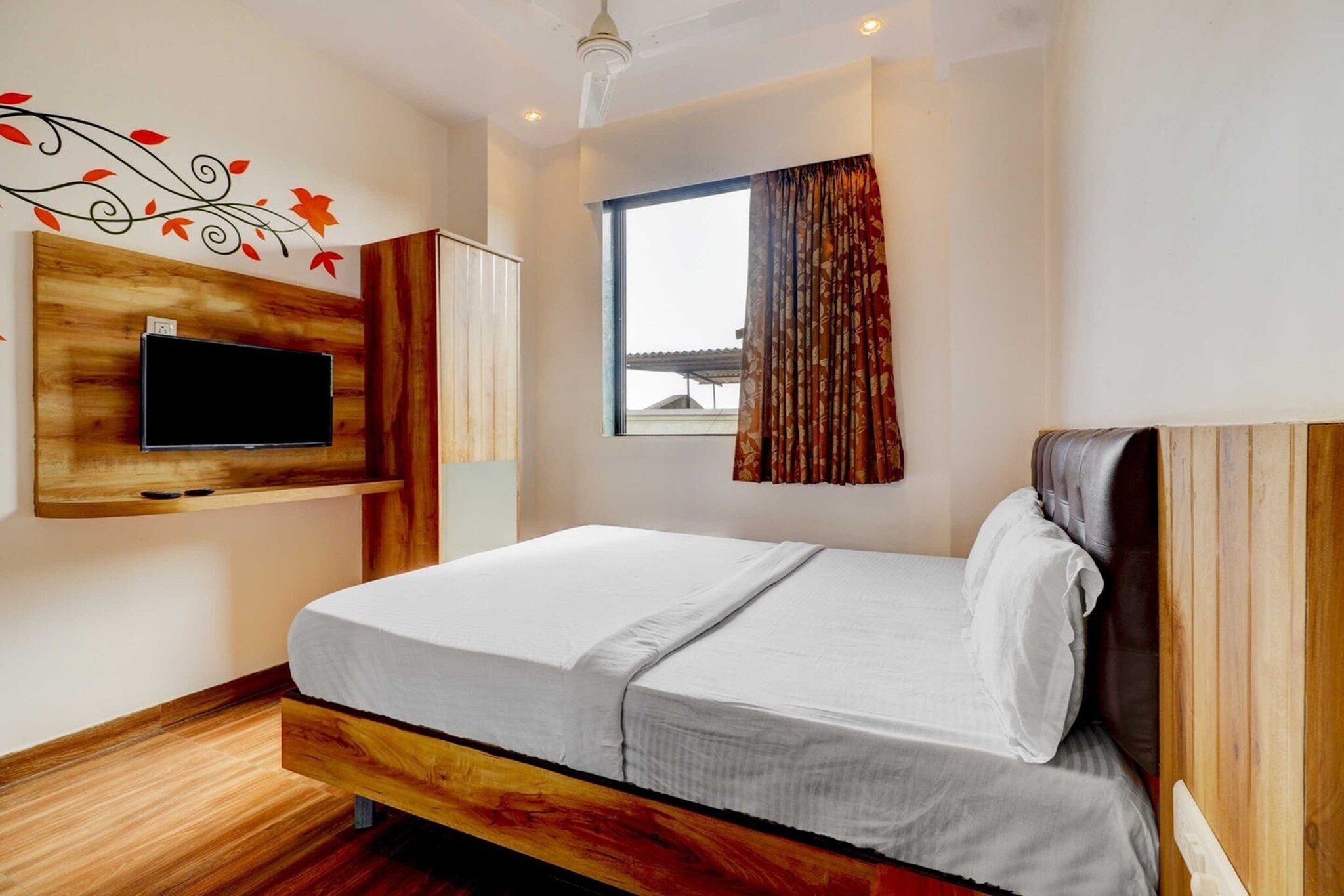 Ground floor: (bedroom(double bed, TV, seating area, air conditioning, telephone), bathroom(bathtub or shower, shower, washbasin, toilet, Towels incl., shampoo, body soap, hot water), lift)