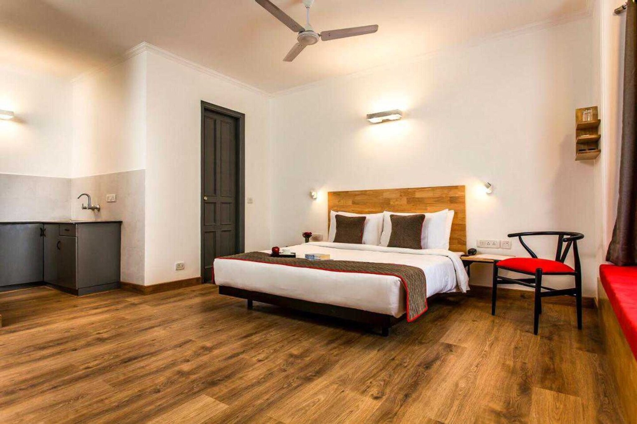 Ground floor: (bedroom(double bed, TV, seating area, air conditioning, Towels incl., telephone), bathroom(bathtub or shower, shower, washbasin, toilet, shampoo, body soap, hot water), Parking)