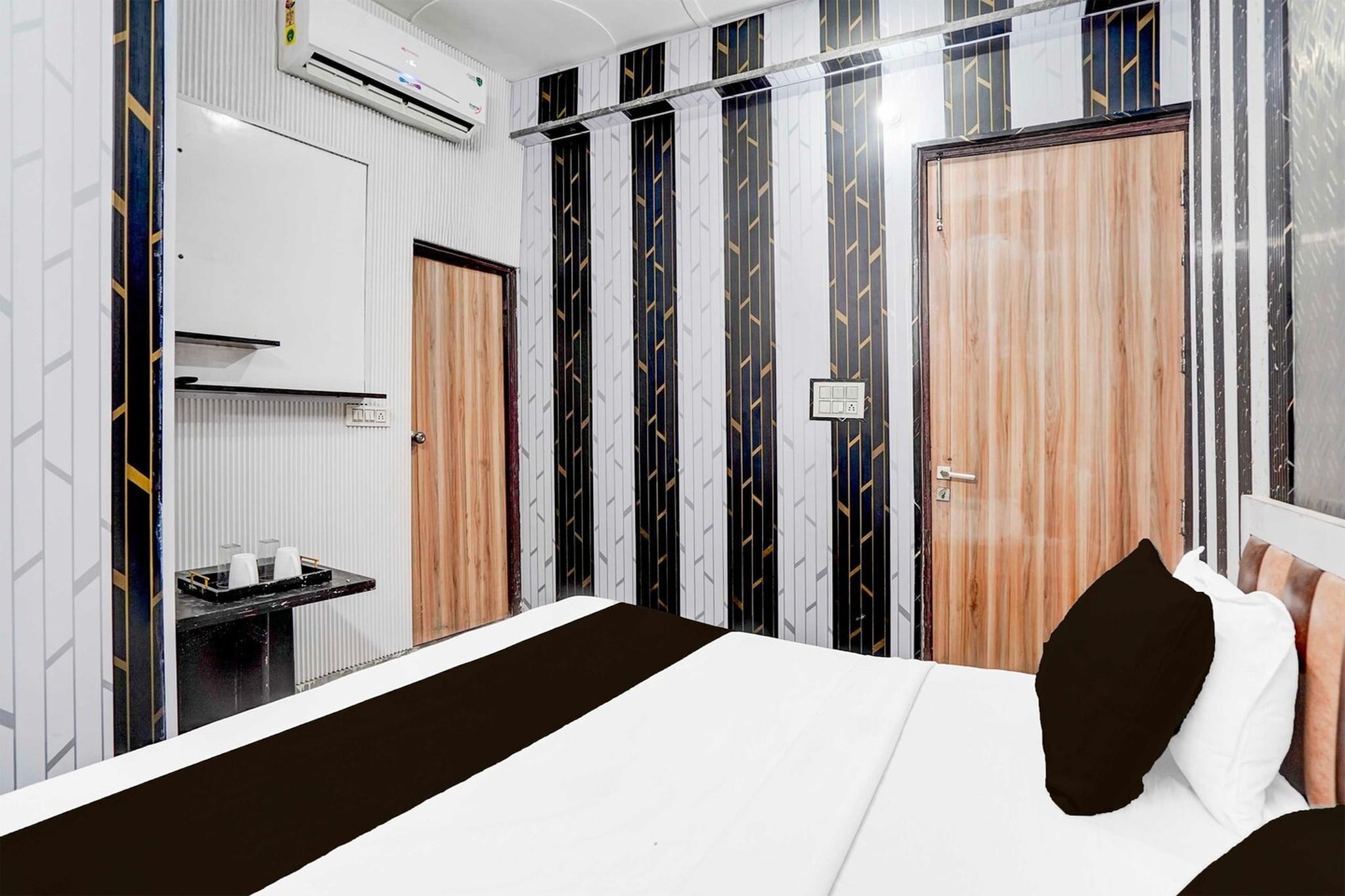 Ground floor: (bedroom(double bed, TV, seating area, air conditioning, telephone), bathroom(bathtub or shower, shower, washbasin, toilet, Towels incl., shampoo, body soap, hot water), lift)